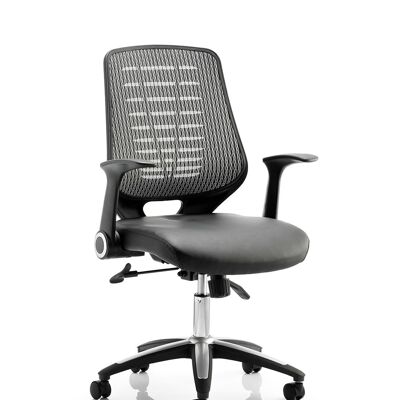 Silla de oficina con brazos y respaldo de malla de tamaño mediano Relay