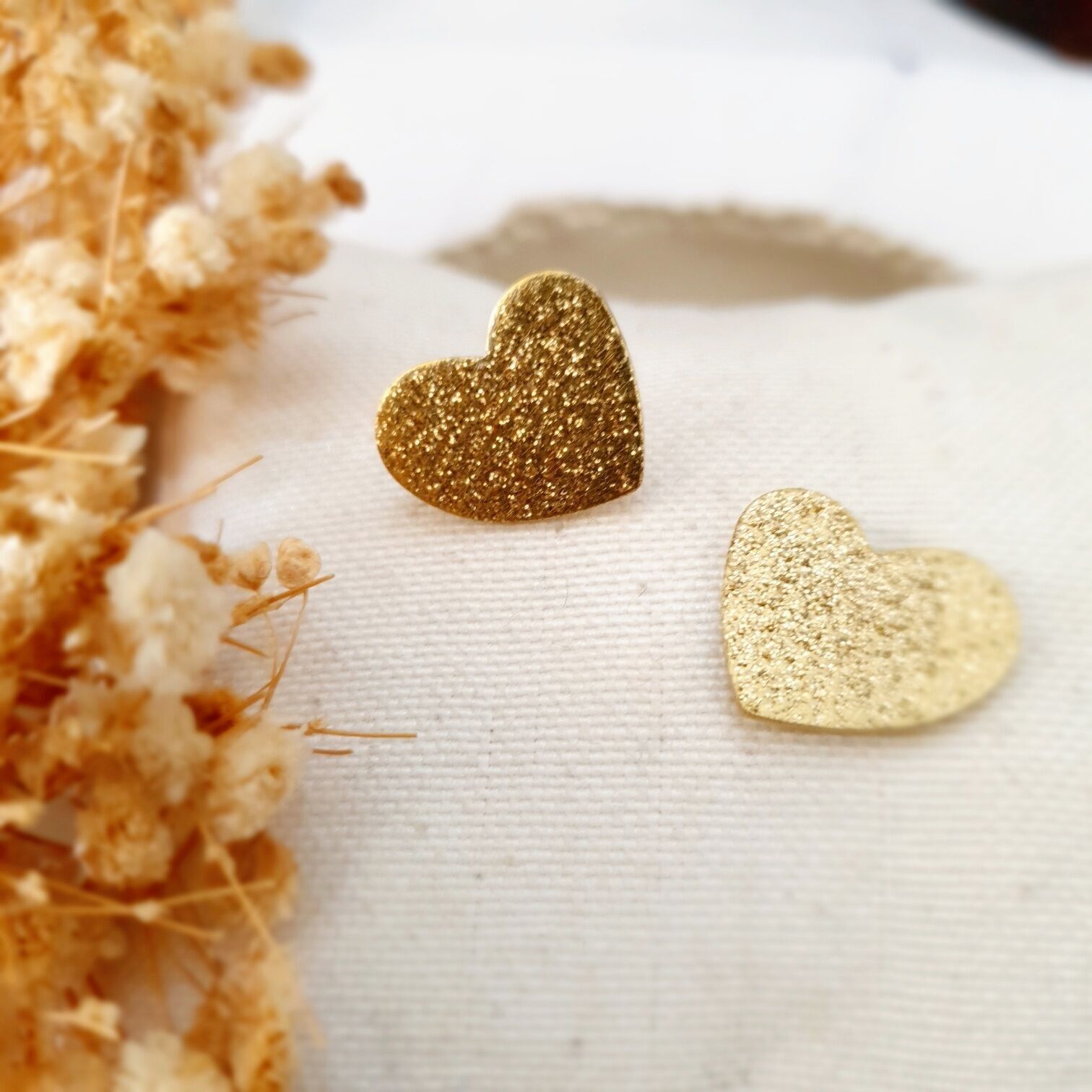Goldglitzernde Herz-Ohrstecker aus Edelstahl und Messing