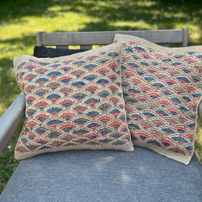Housse de coussin en raphia à écailles bleues et roses-Fanja