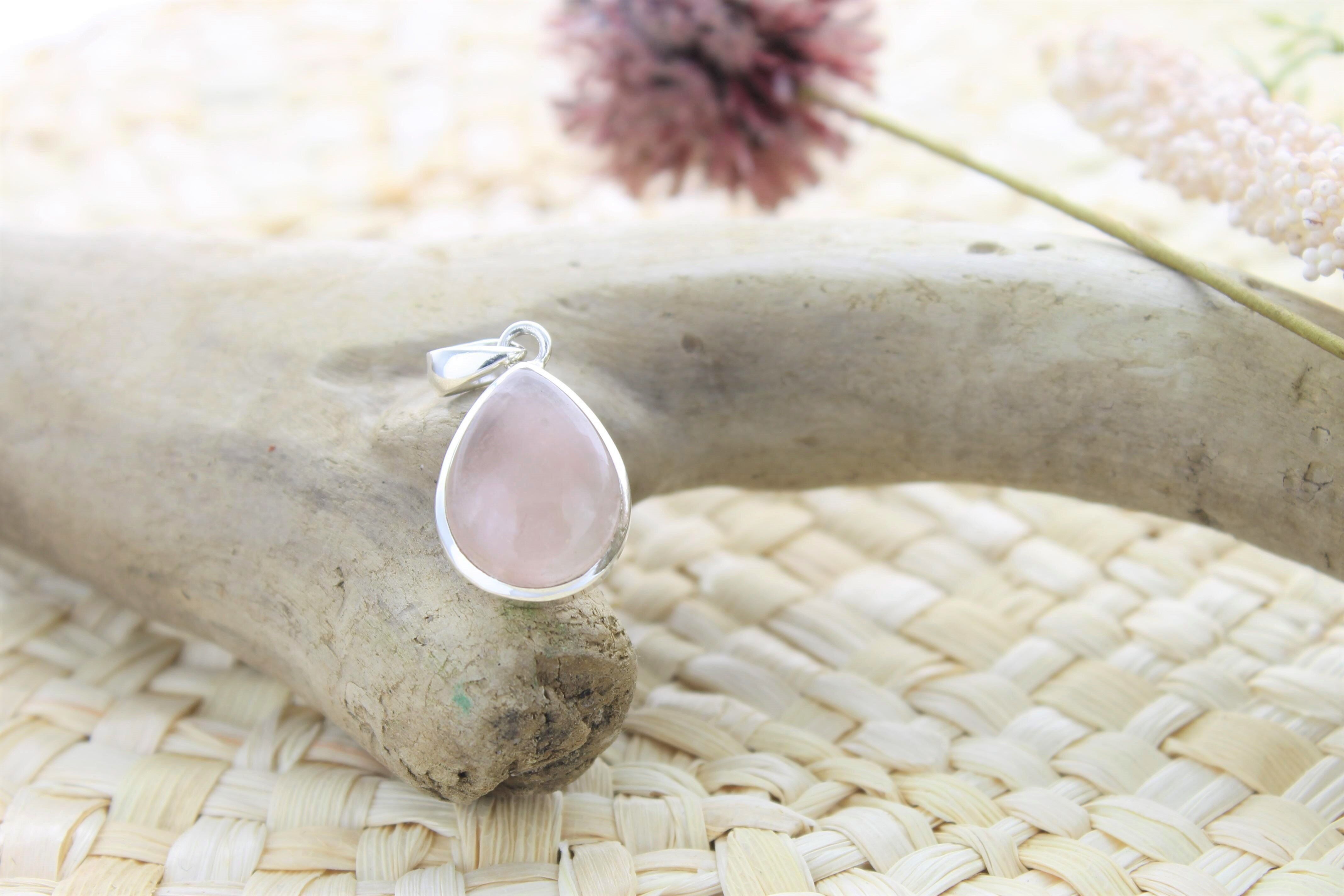 Rosenquarz-Anhänger aus 925er Silber. Tropfenform. Kleines Modell
