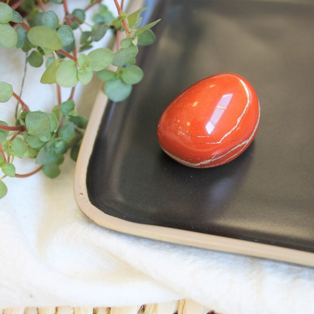 Trommelstein aus rotem Jaspis, Größe L