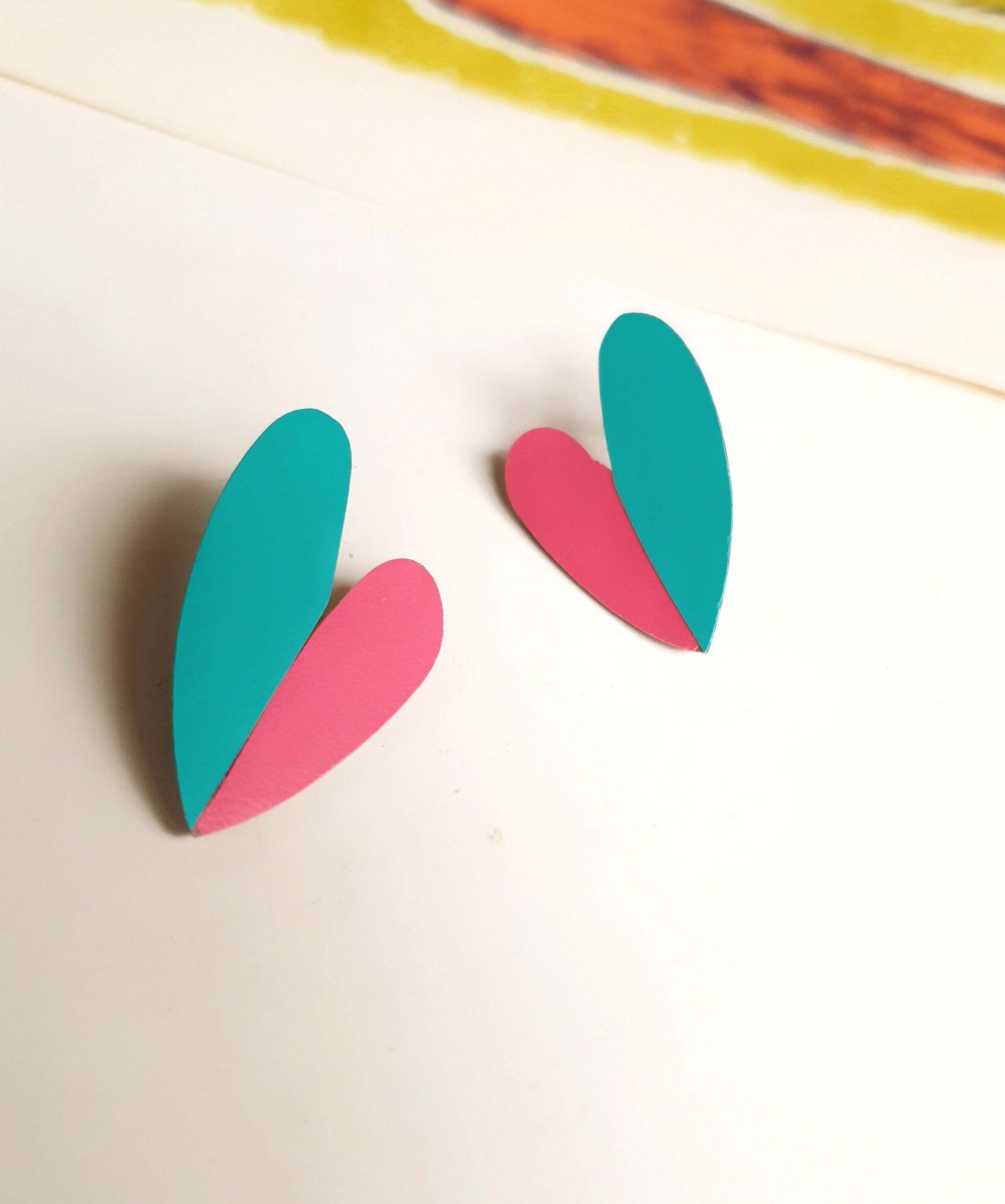 *AMOR* bunte Herz-Ohrstecker aus Edelstahl und Resopal – handgefertigt in Frankreich