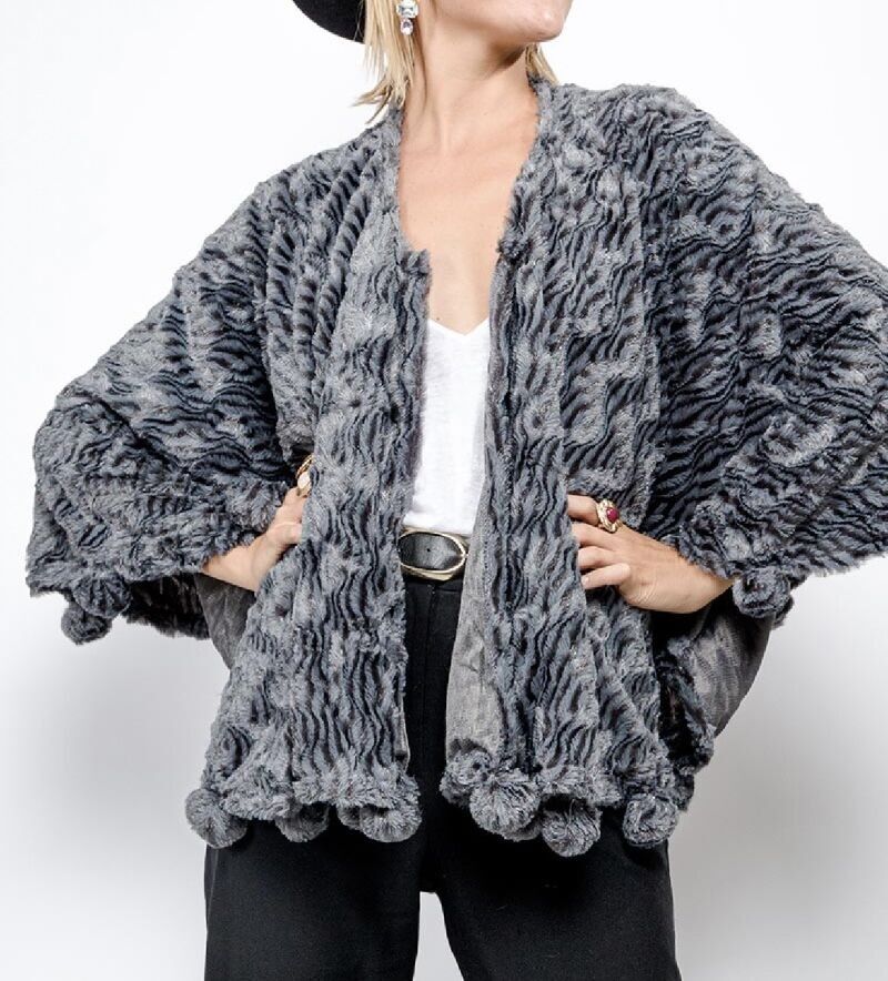 H15-80 Poncho con pompon motivo zebrato