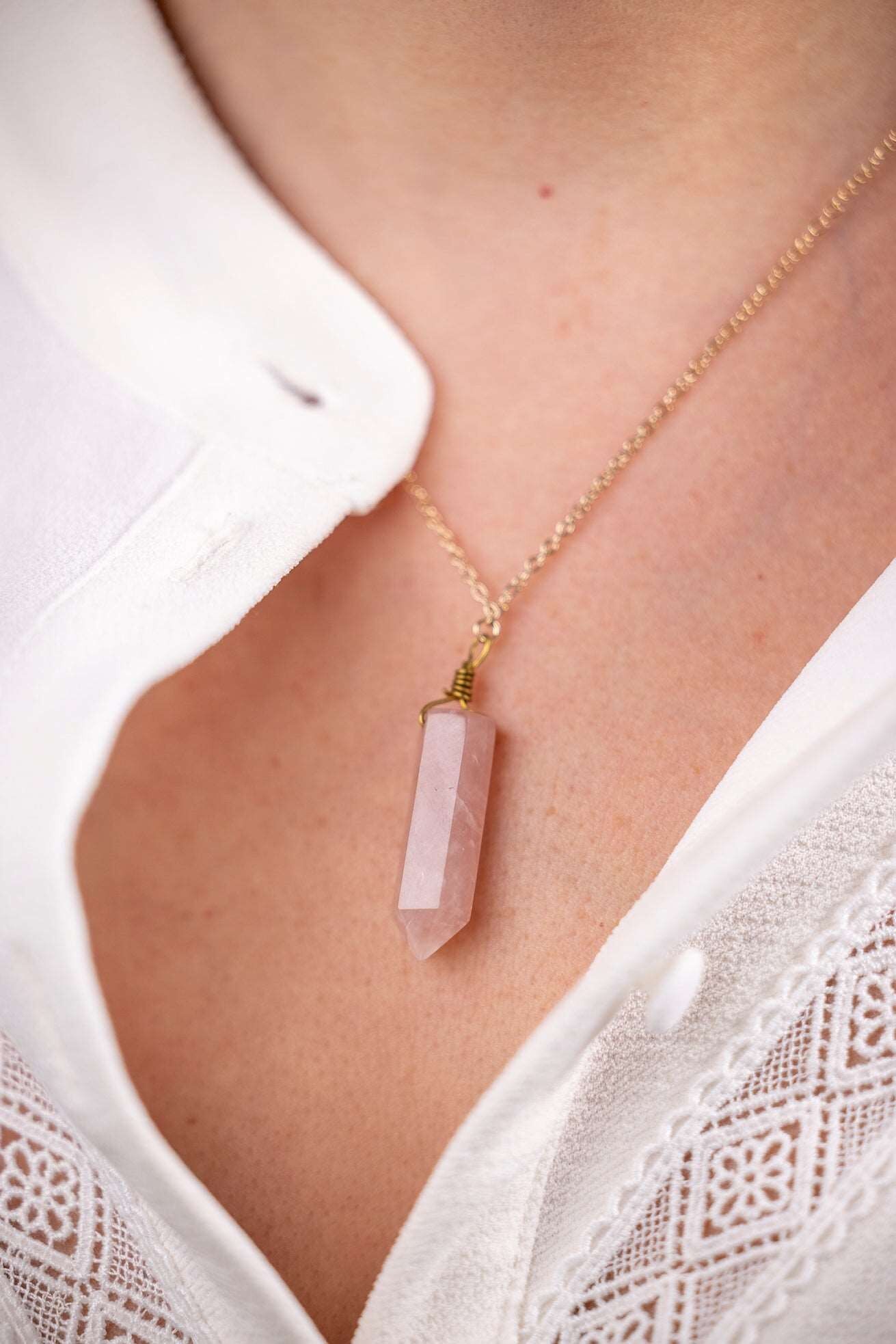 Colgante de cuarzo rosa y cadena de oro.