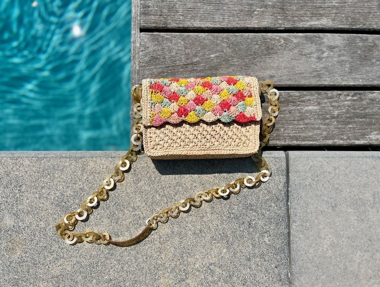 Dom-Rosa-Basthandtasche mit Hornriemen