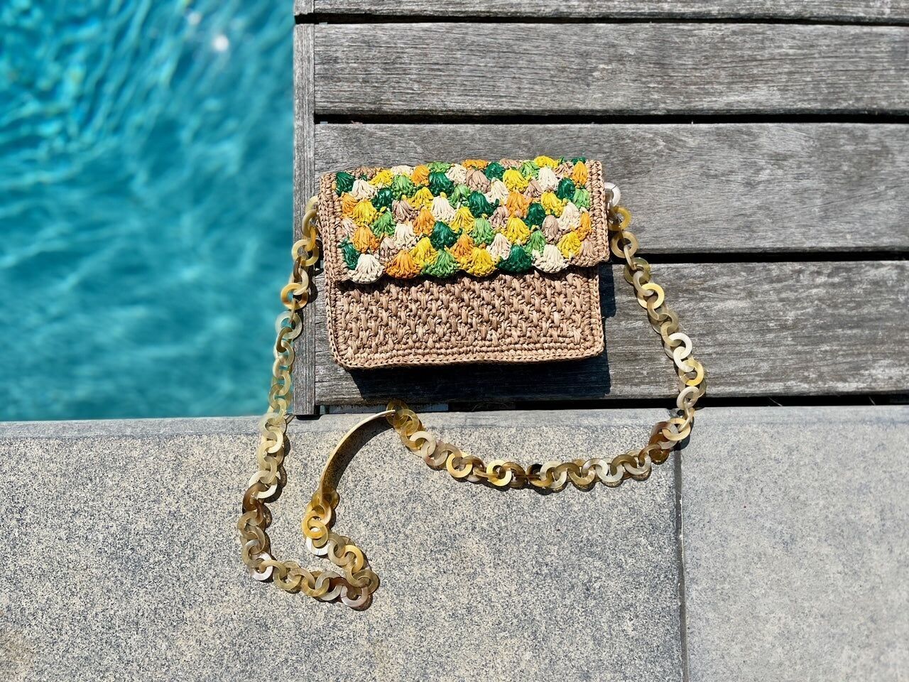 Dom-Handtasche aus gelbem Bast mit Hornriemen