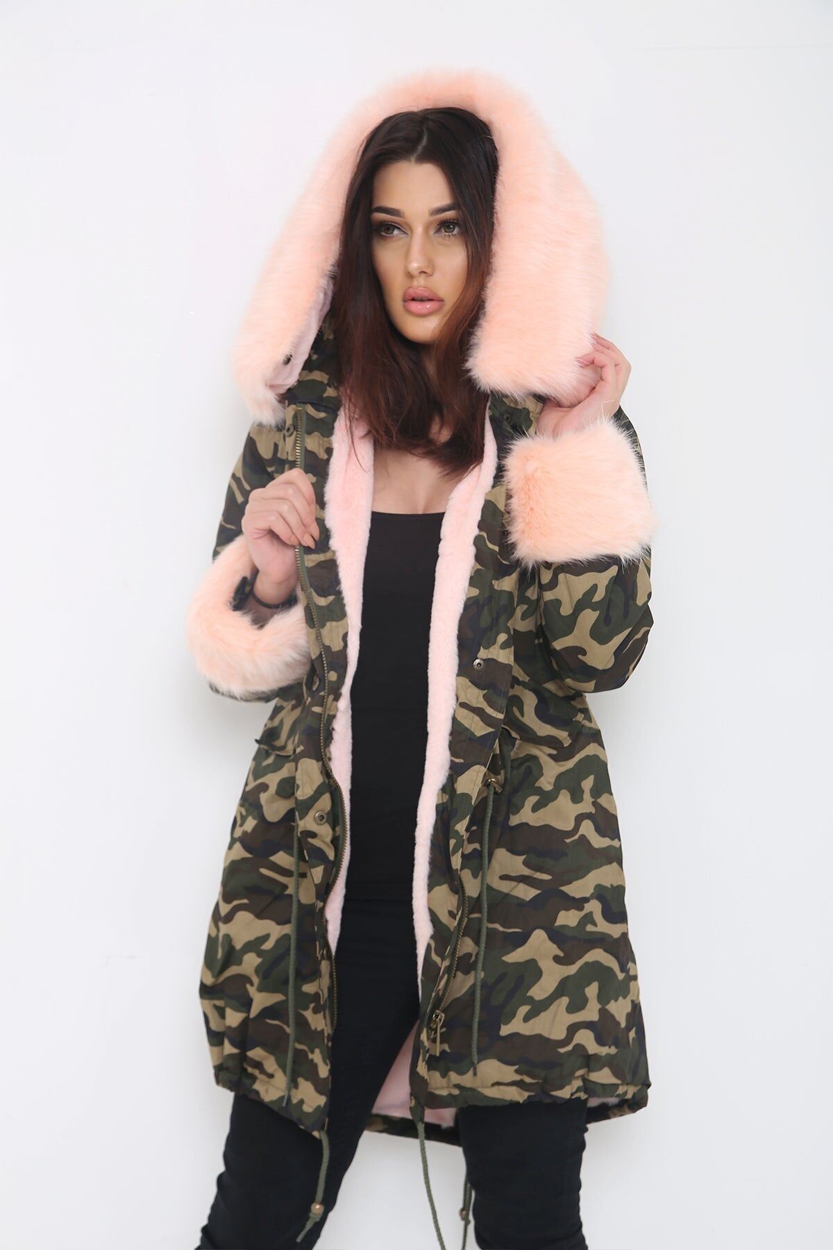Winterparka mit Camouflage-Muster und Kunstpelzfutter
