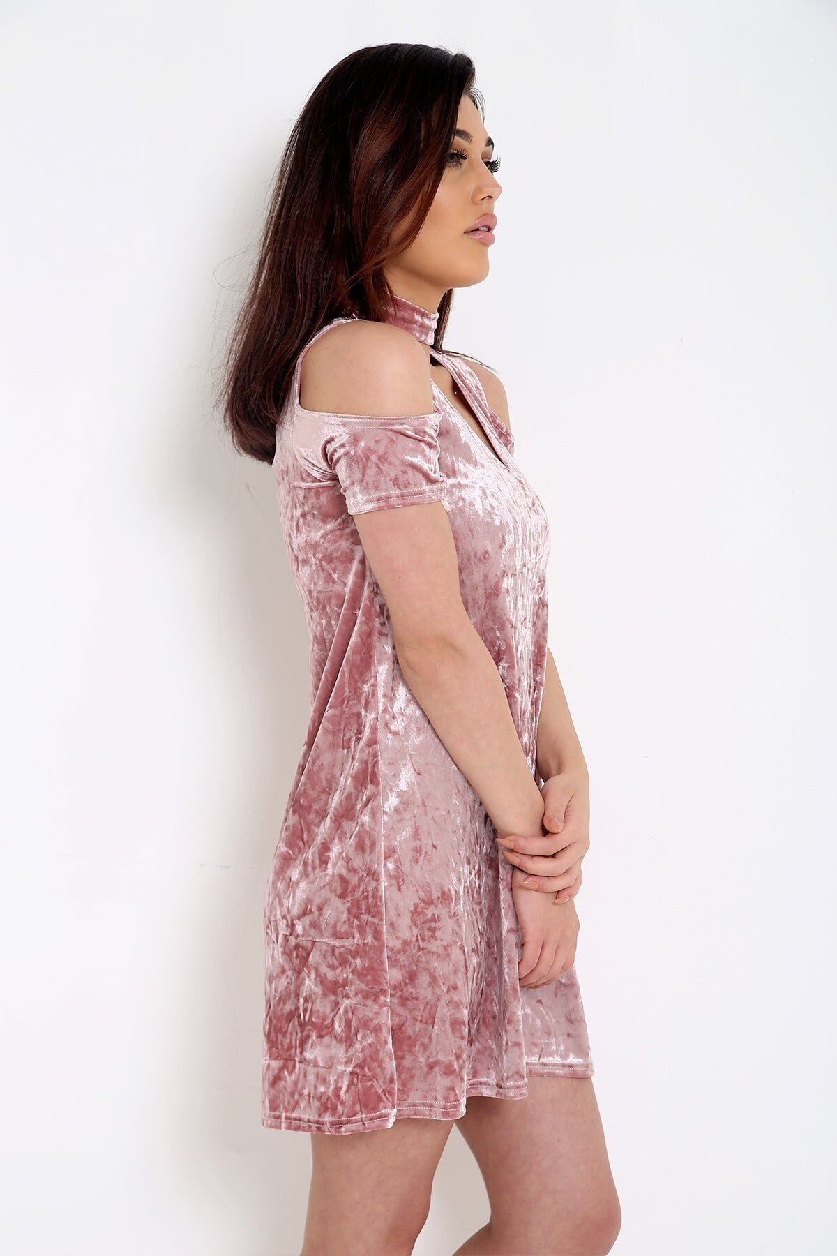 Swing-Kleid aus Crushed-Samt mit Choker-Ausschnitt und Cold-Shoulder-Ausschnitt