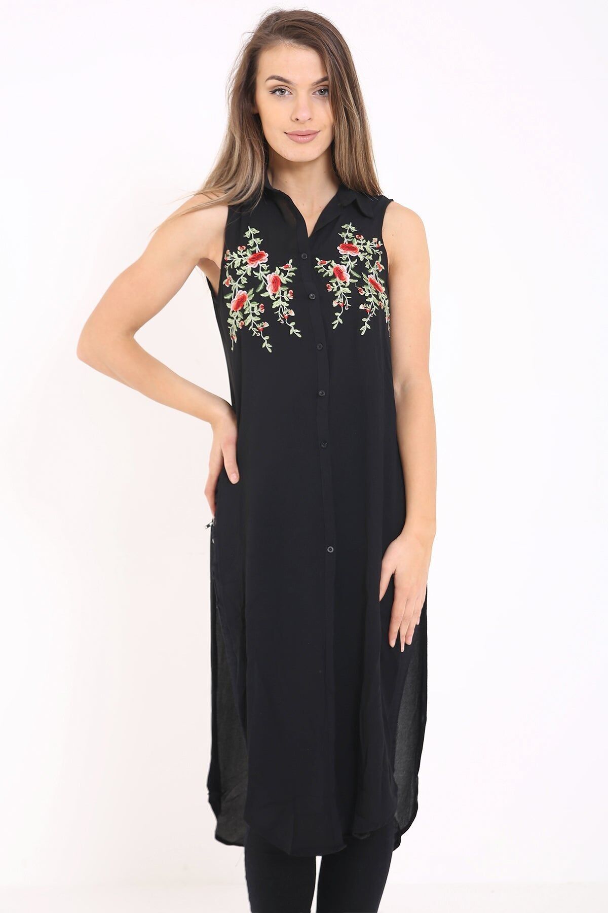 Abito lungo con ricami floreali