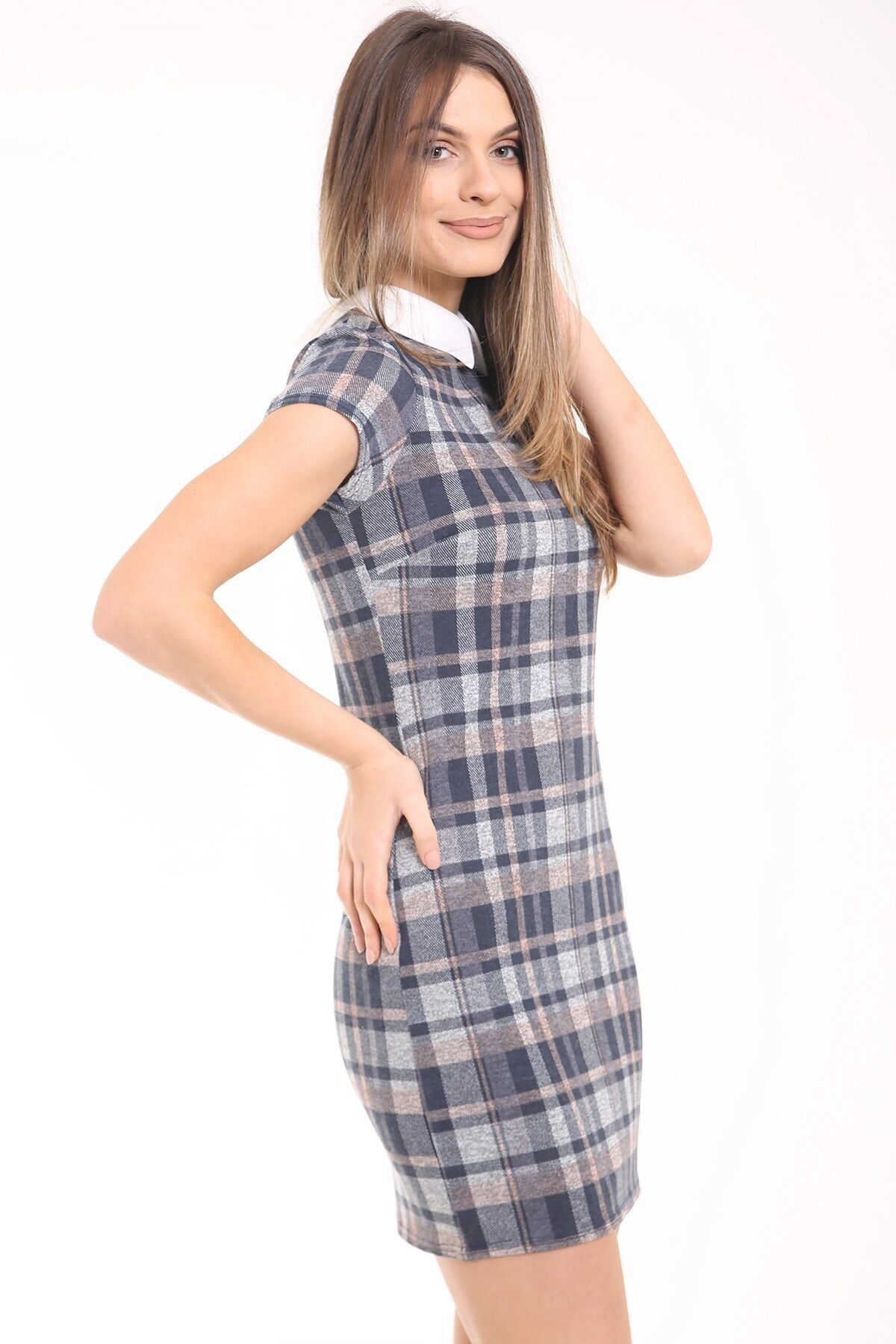 Abito a tubino in maglia a quadri con colletto