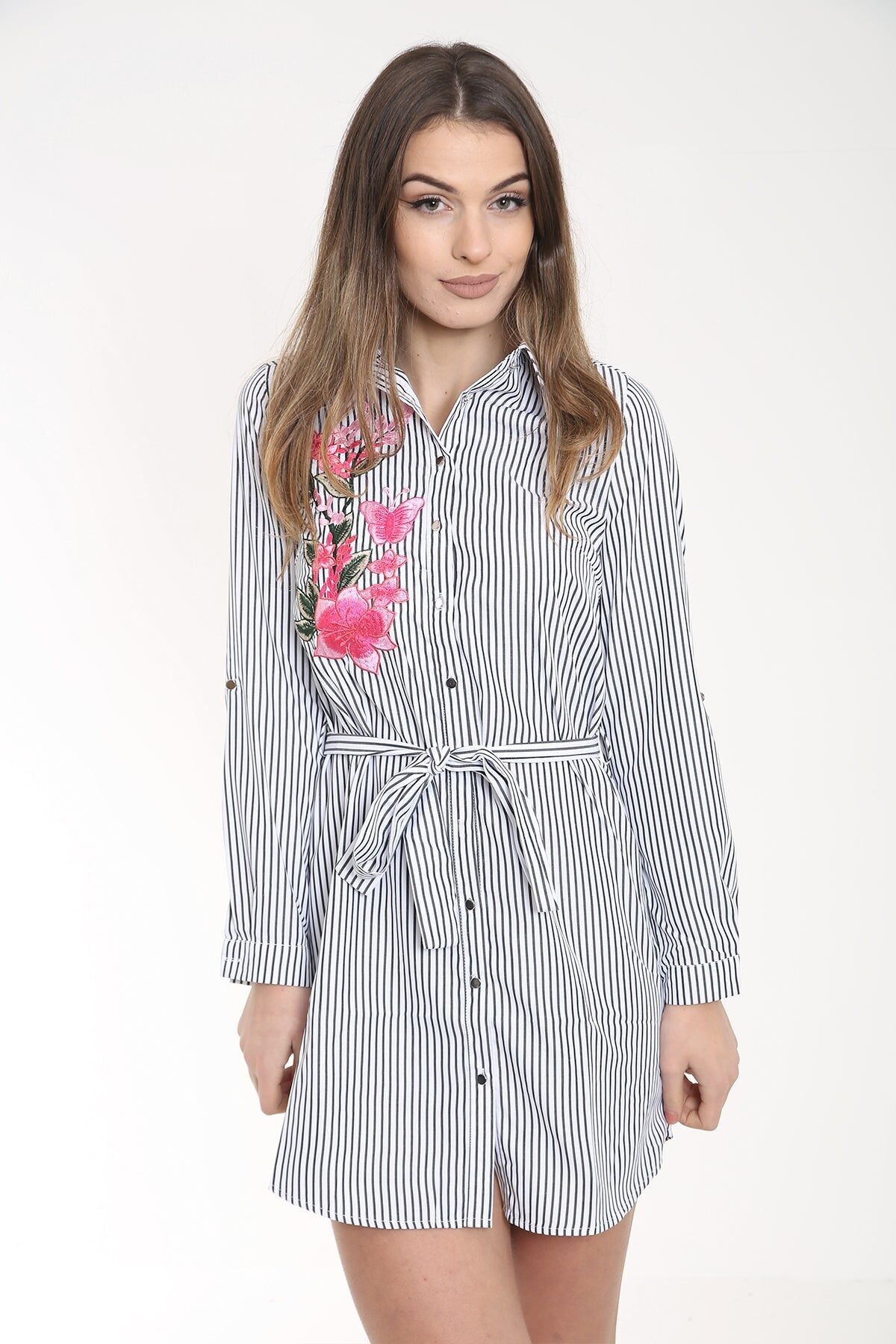 Abito camicia a righe con ricamo floreale a farfalla