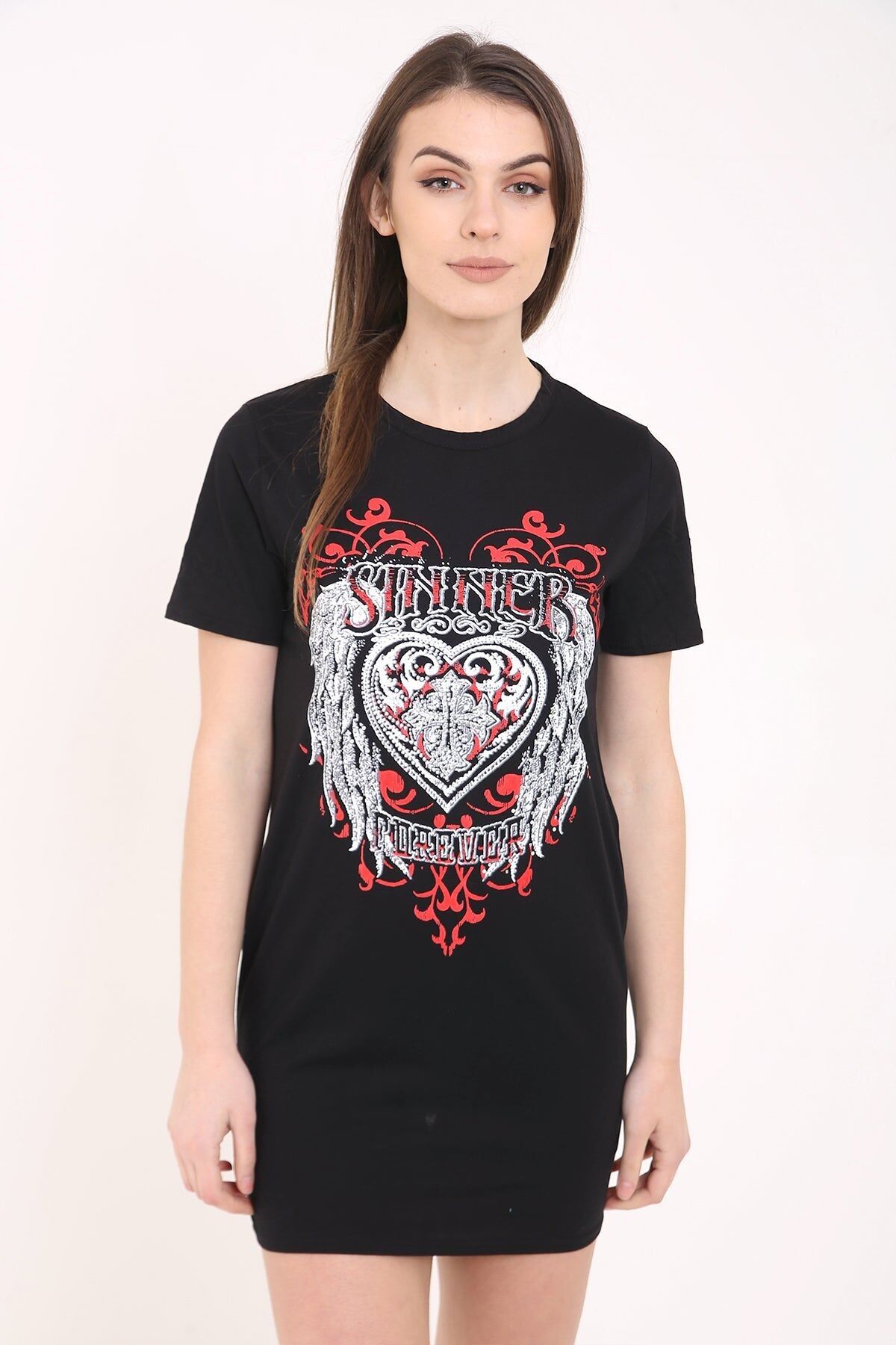 Abito lungo a T-shirt con stampa a cuore borchiato e scollo a V