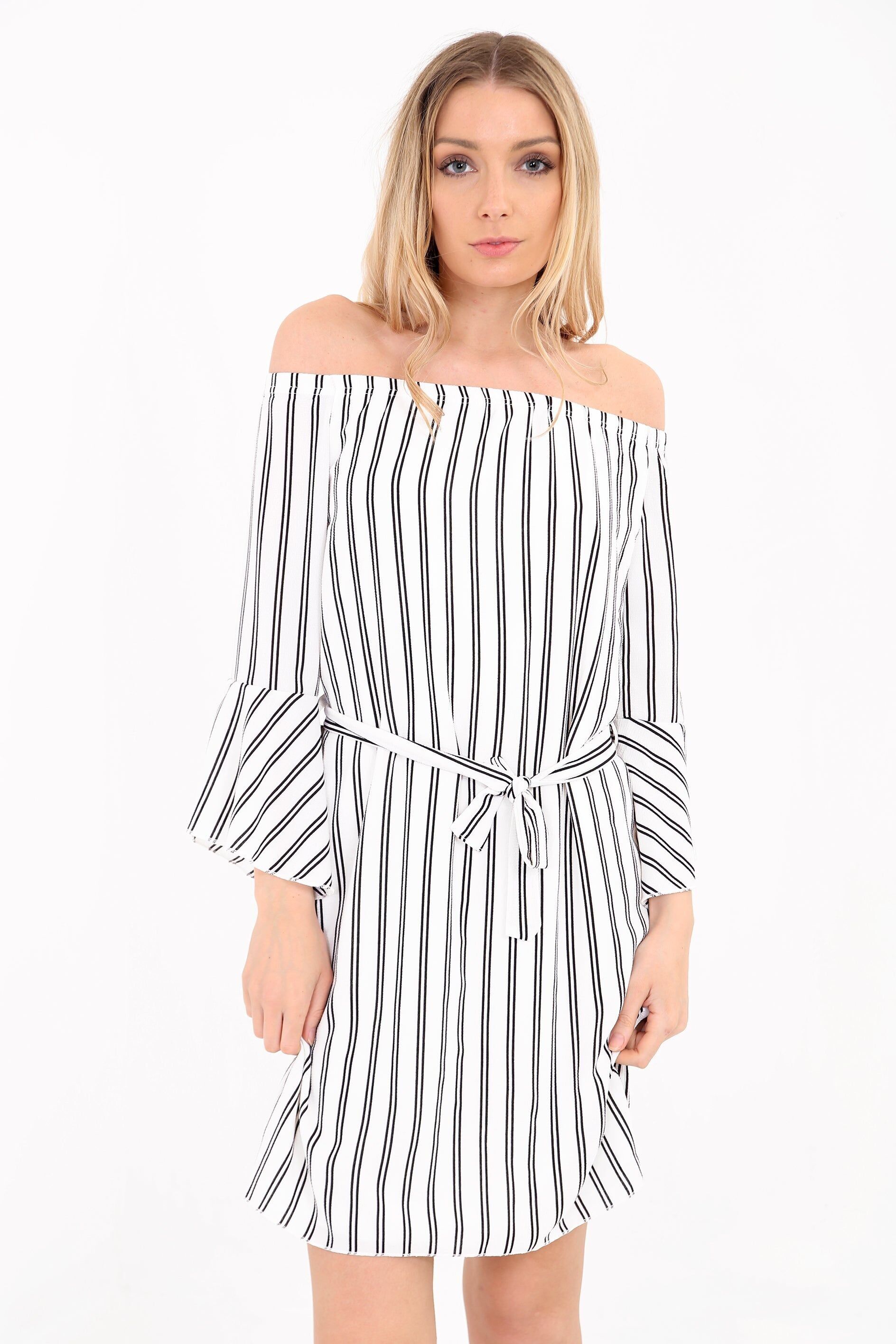 Abito Bardot a righe con cintura e nodo alla cravatta