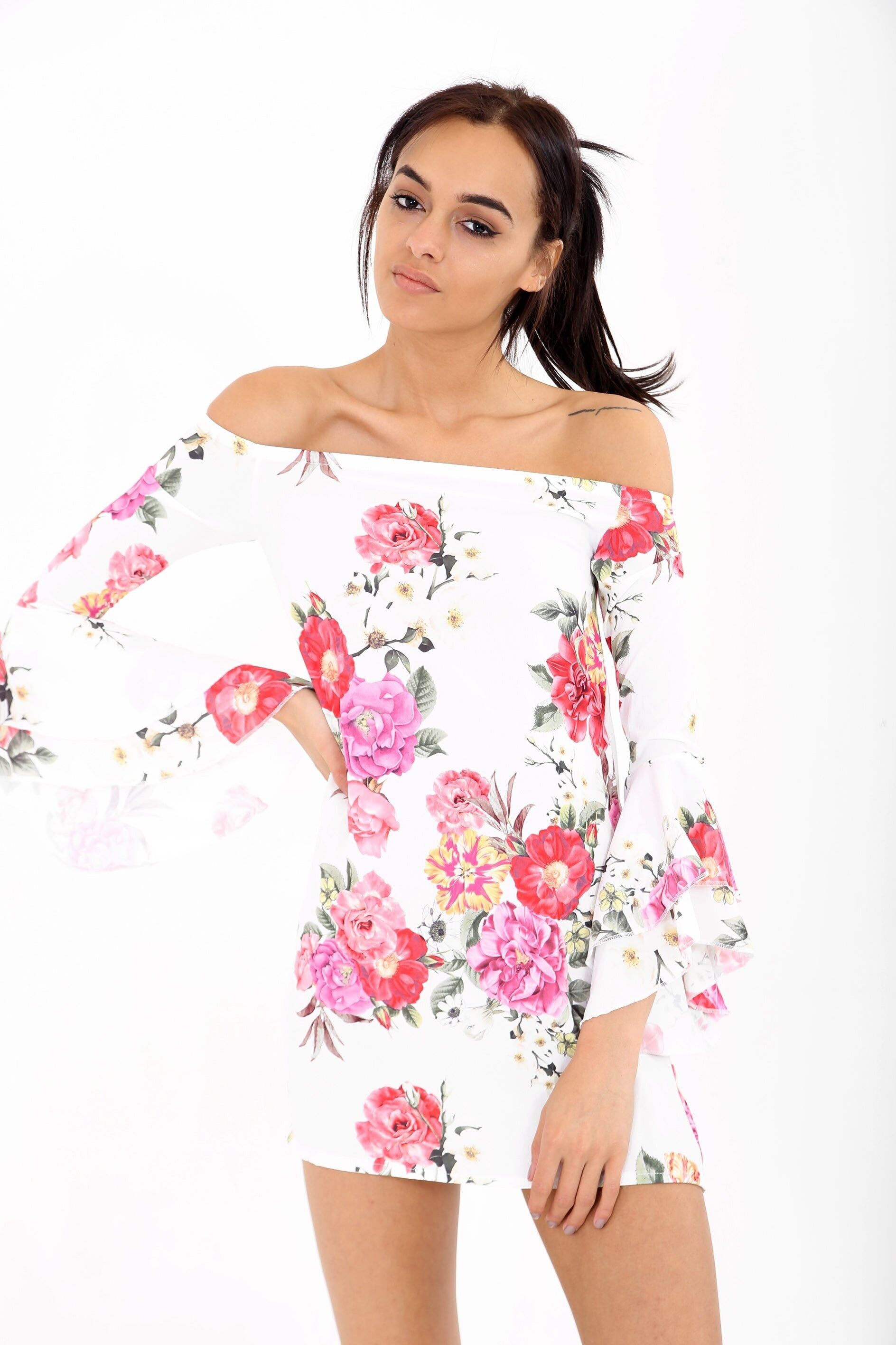 Abito Bardot con maniche a balze e stampa a rose