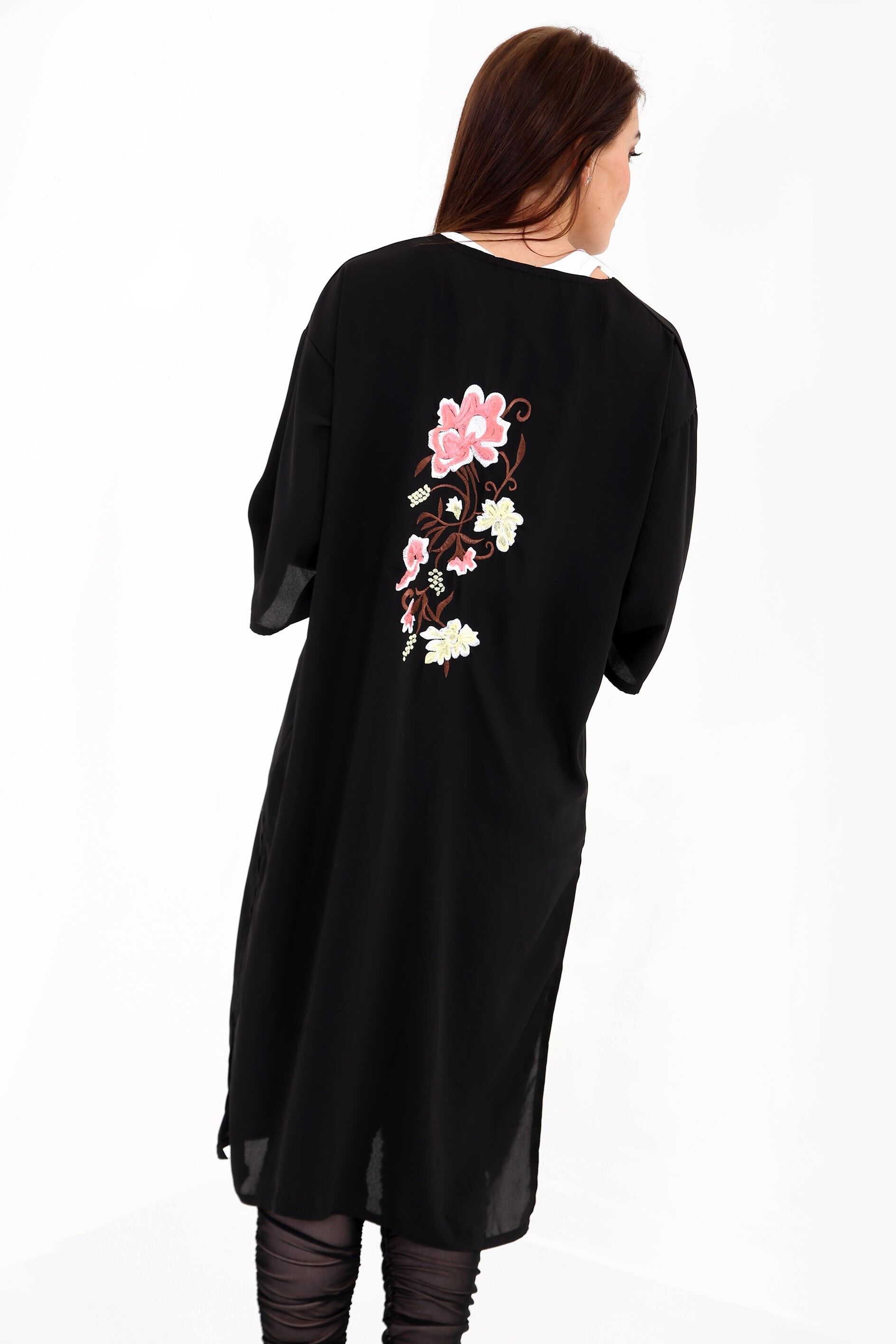 Cardigan aperto sul retro con ricami floreali