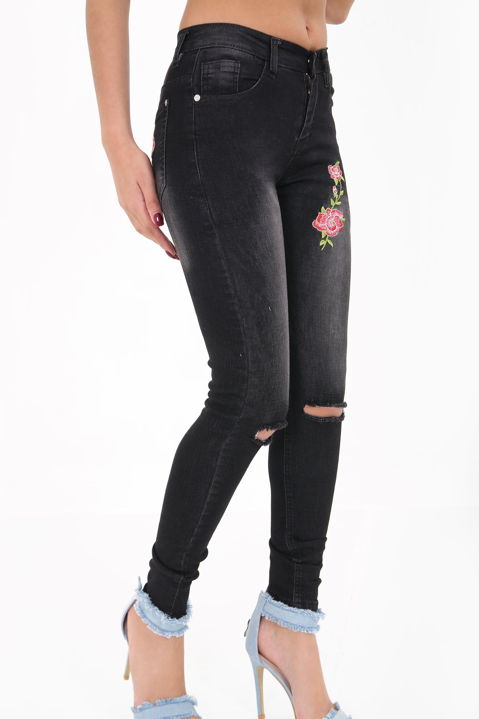 Jeans in denim con ricami floreali sul davanti e sul retro, tagliati al ginocchio