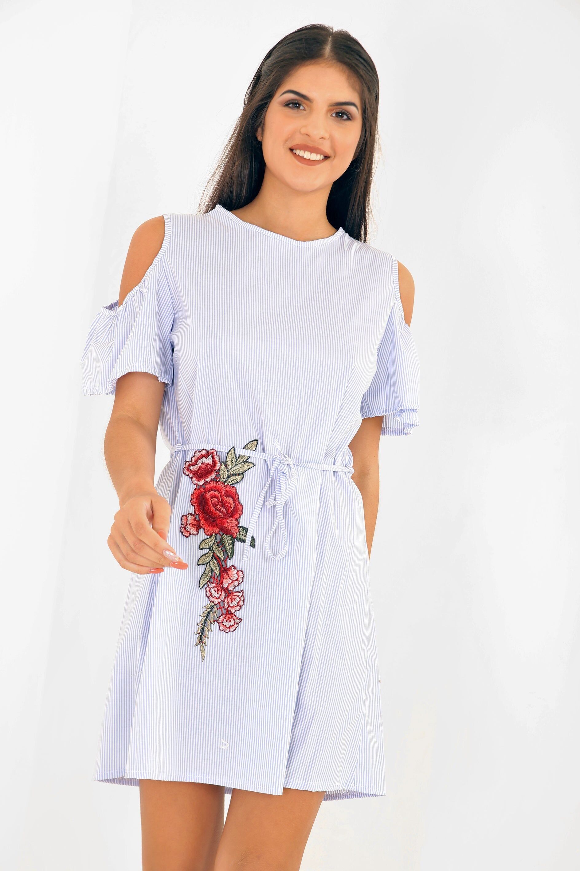 Abito a righe con nodo alla cravatta ricamato e spalle scoperte