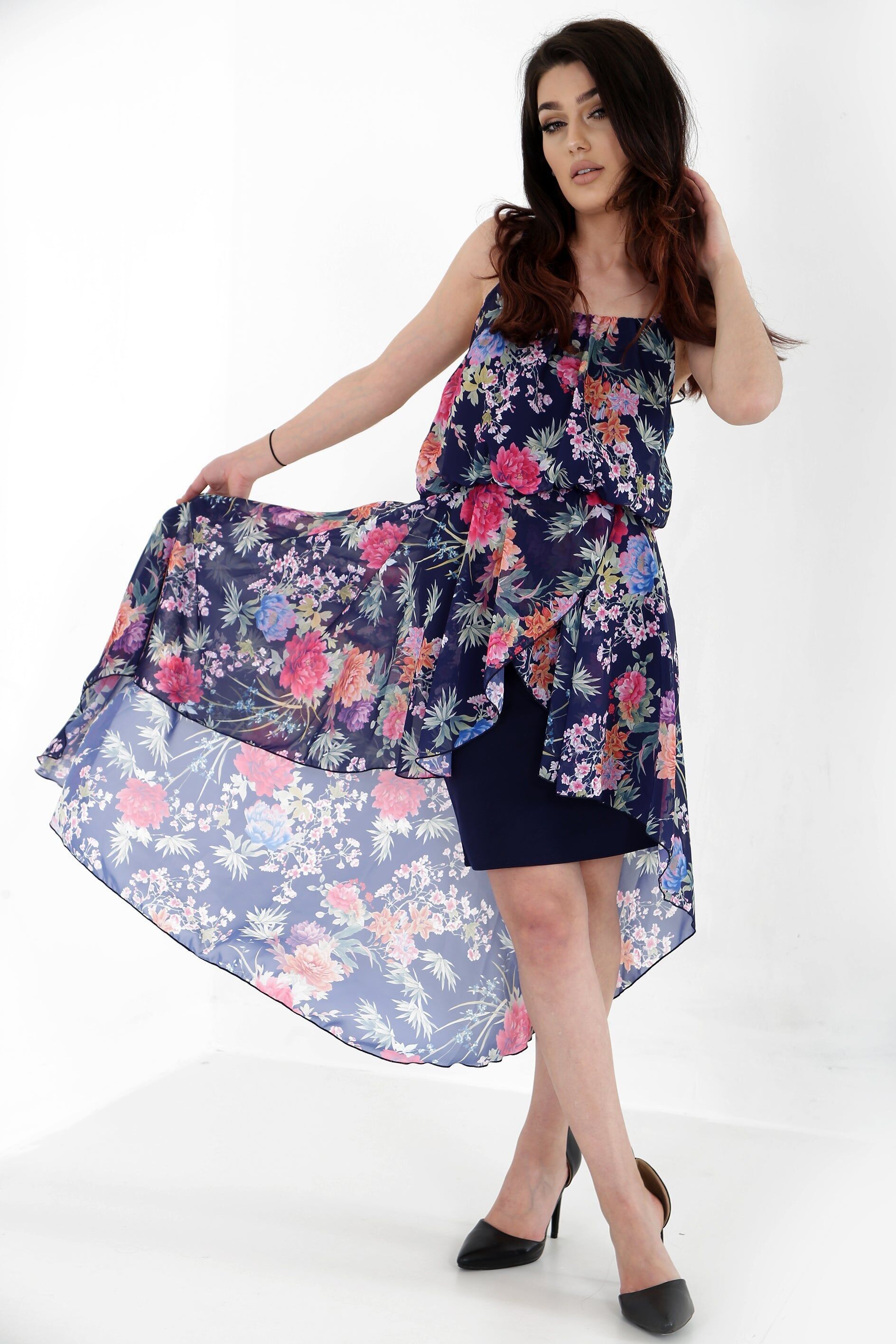 Abito in chiffon con orlo asimmetrico e motivo floreale tropicale