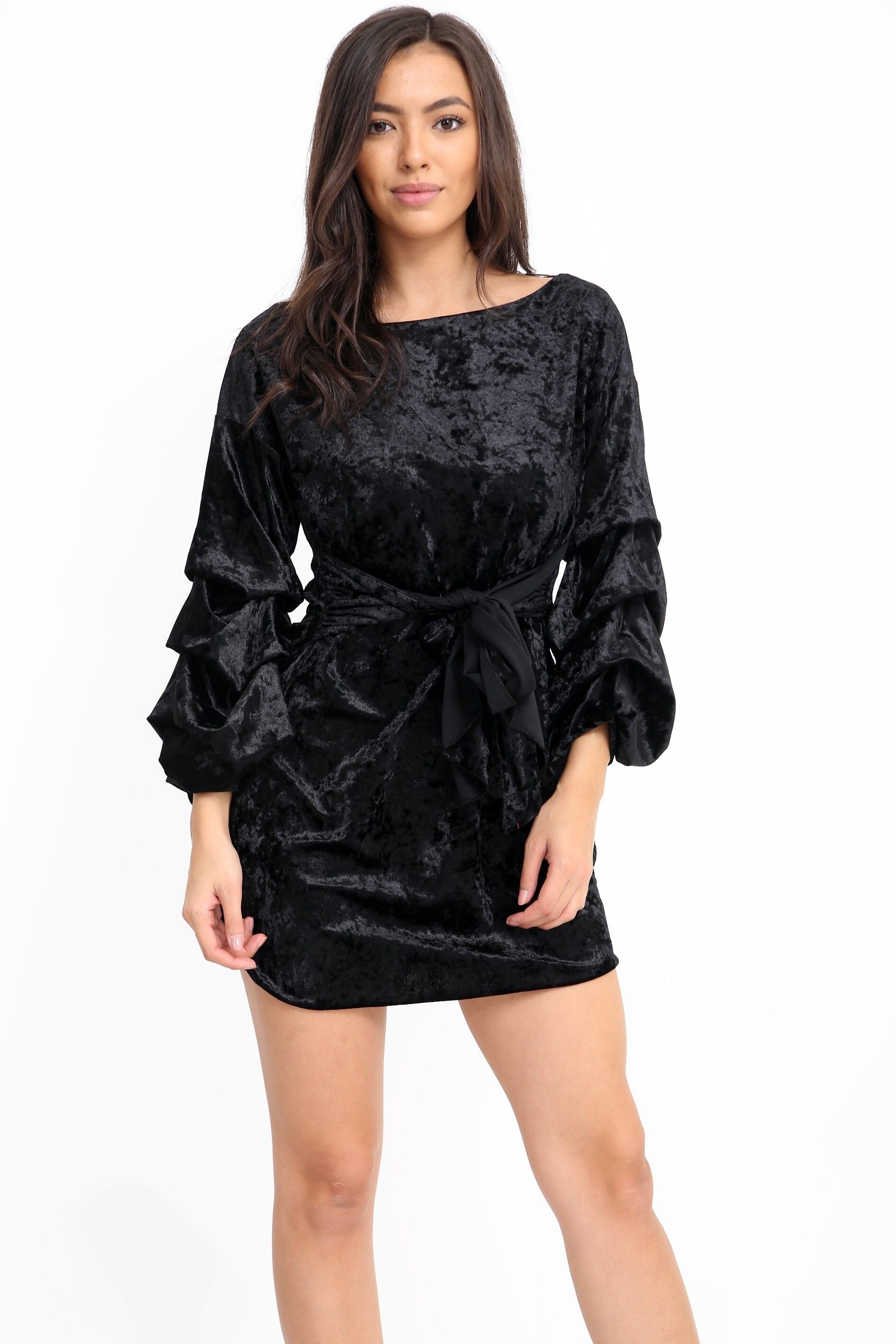 Abito in velluto stropicciato con cintura annodata e maniche a sbuffo