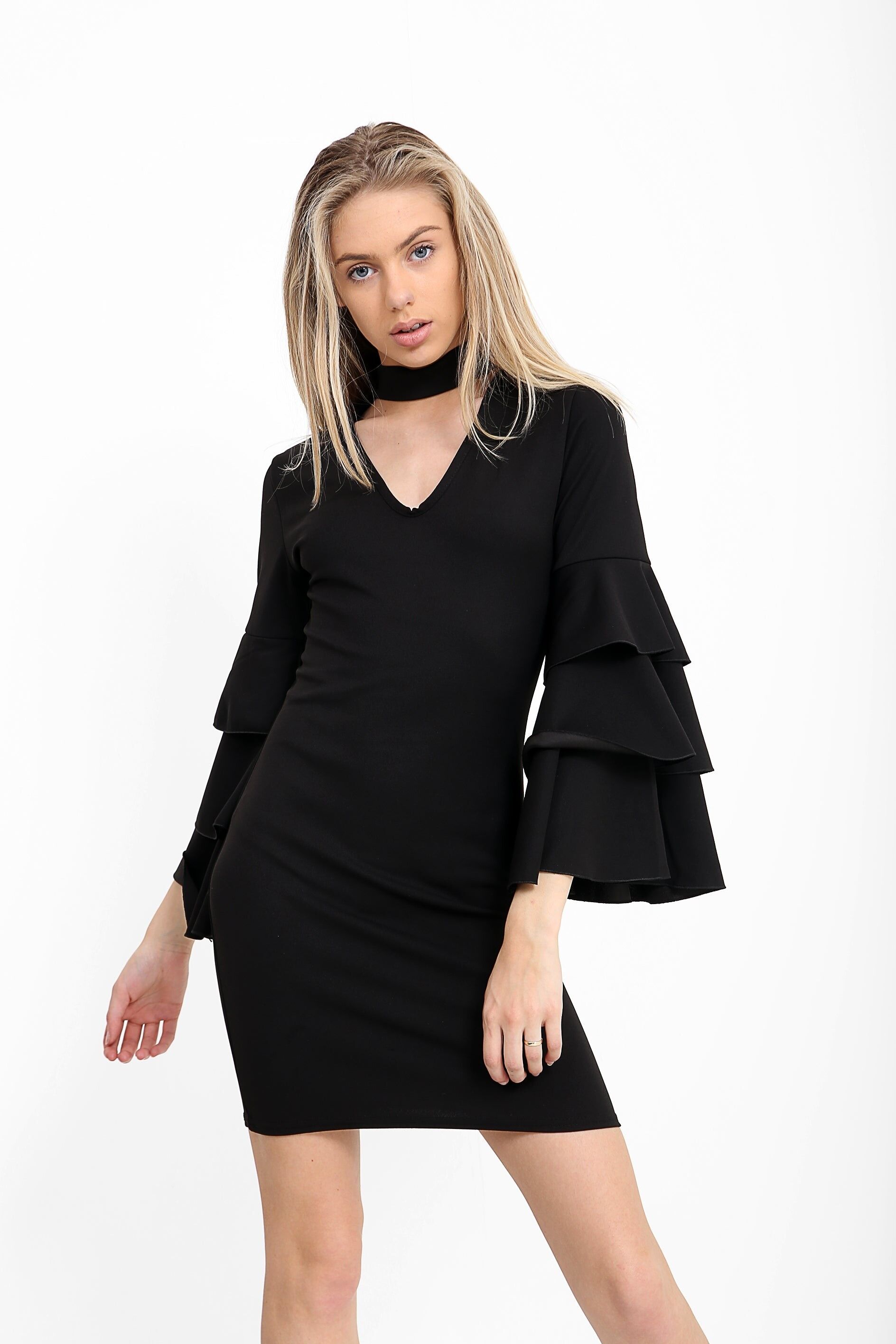 Abito aderente con collo a girocollo e maniche a triplo volant