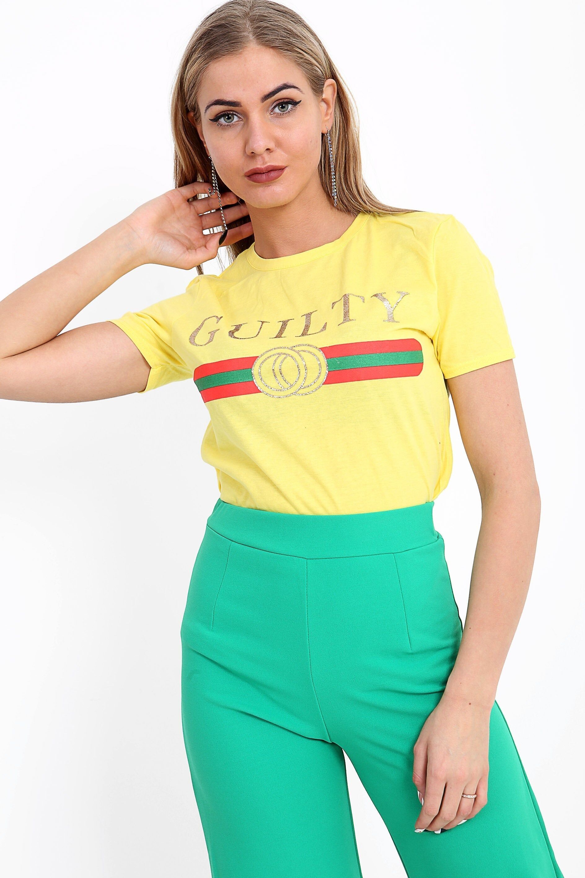 Maglietta stampata con slogan colpevole