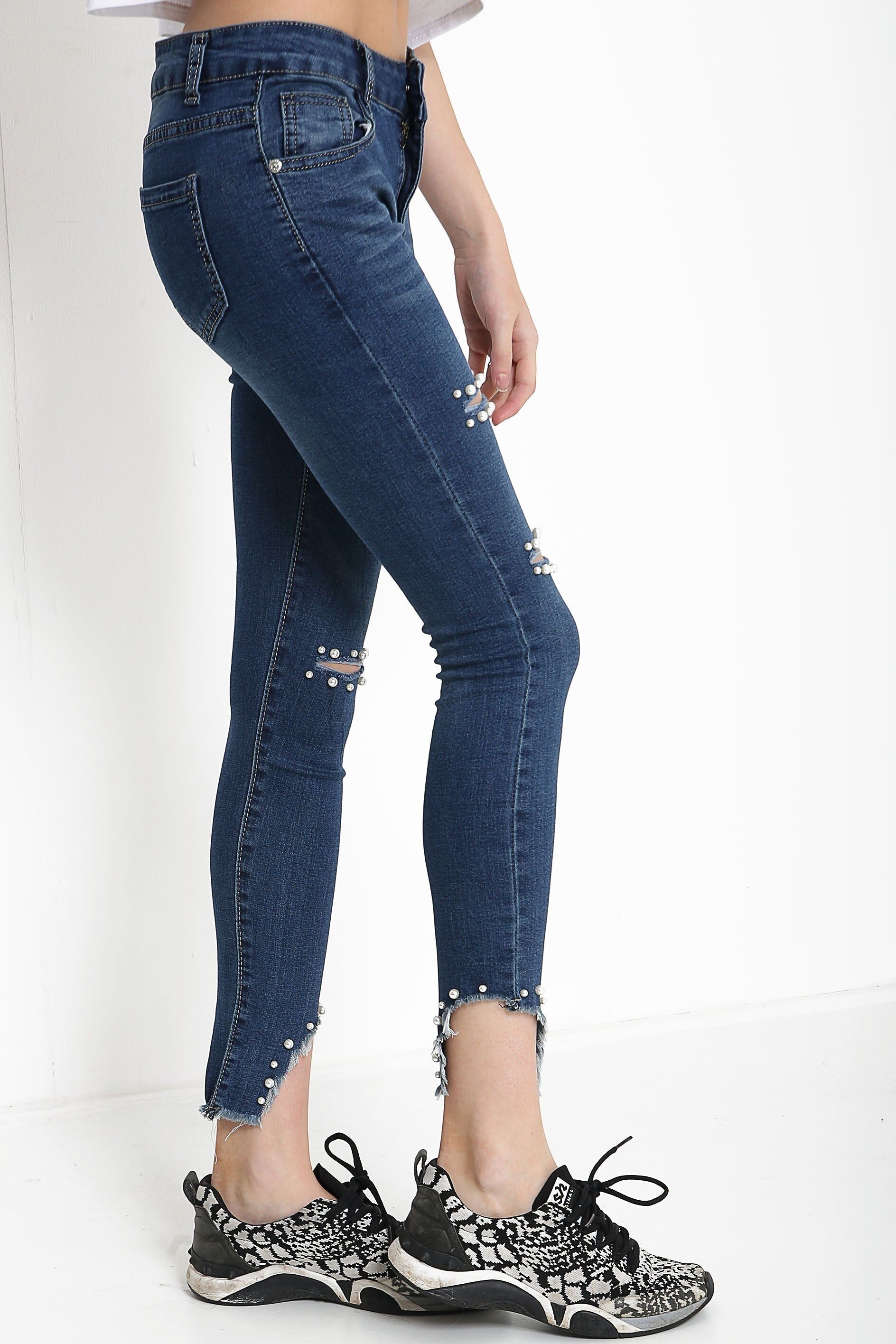 Jeans denim grezzo strappato con perle impreziosite