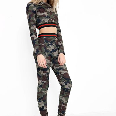 Conjunto de ropa de estar por casa con pantalones cortos y rayas de camuflaje