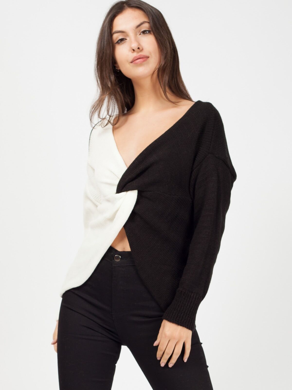 Maglione lavorato a maglia con torsione frontale a contrasto