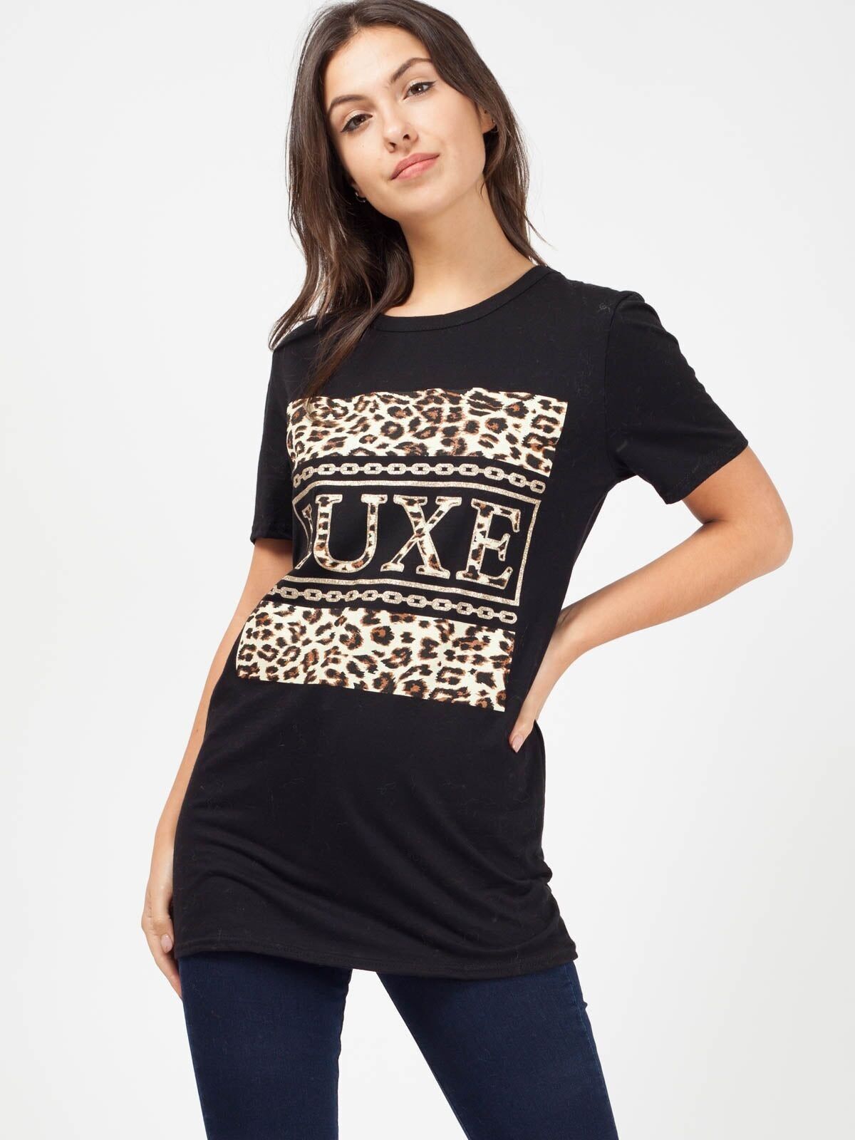 T-shirt con stampa leopardata e slogan LUXE