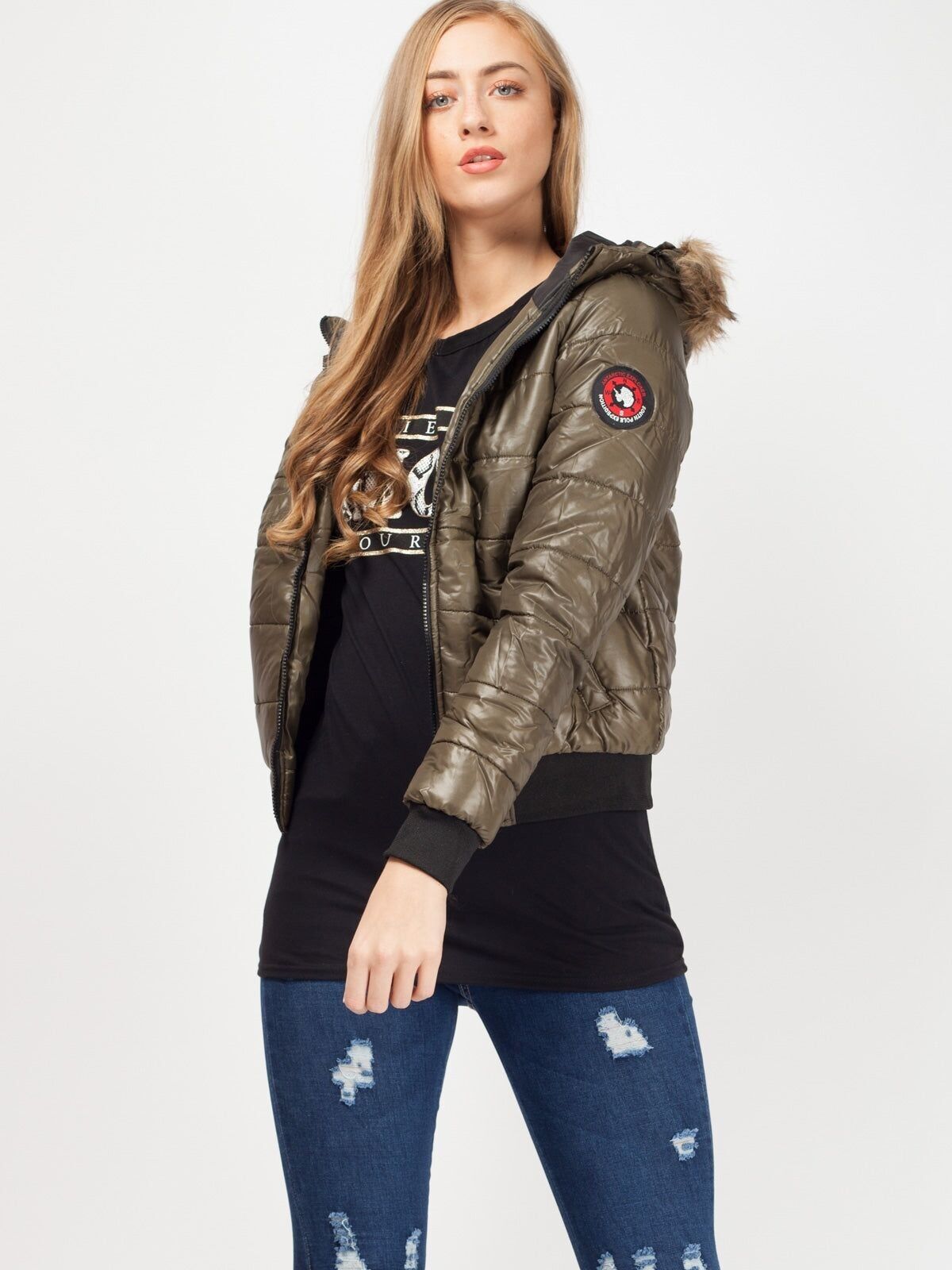 Giacca corta imbottita con cappuccio in pelliccia sintetica