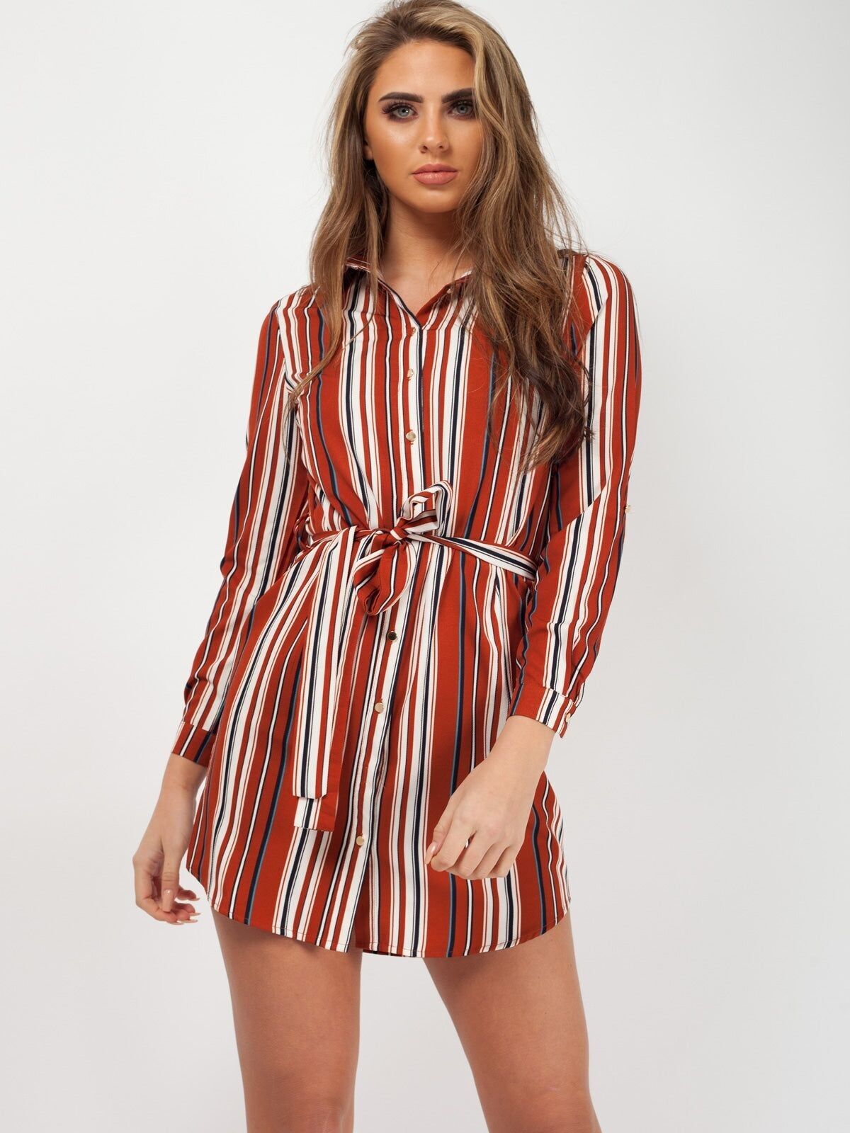 Abito camicia a righe con cintura annodata