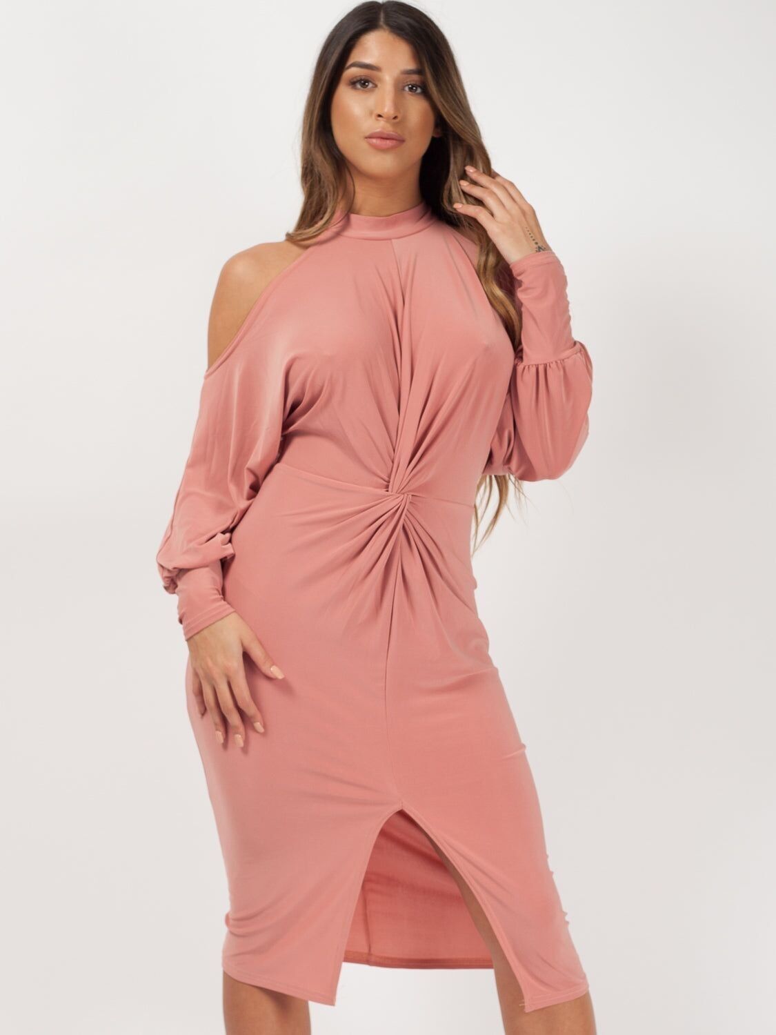 Abito con spalle scoperte e torsione sul davanti