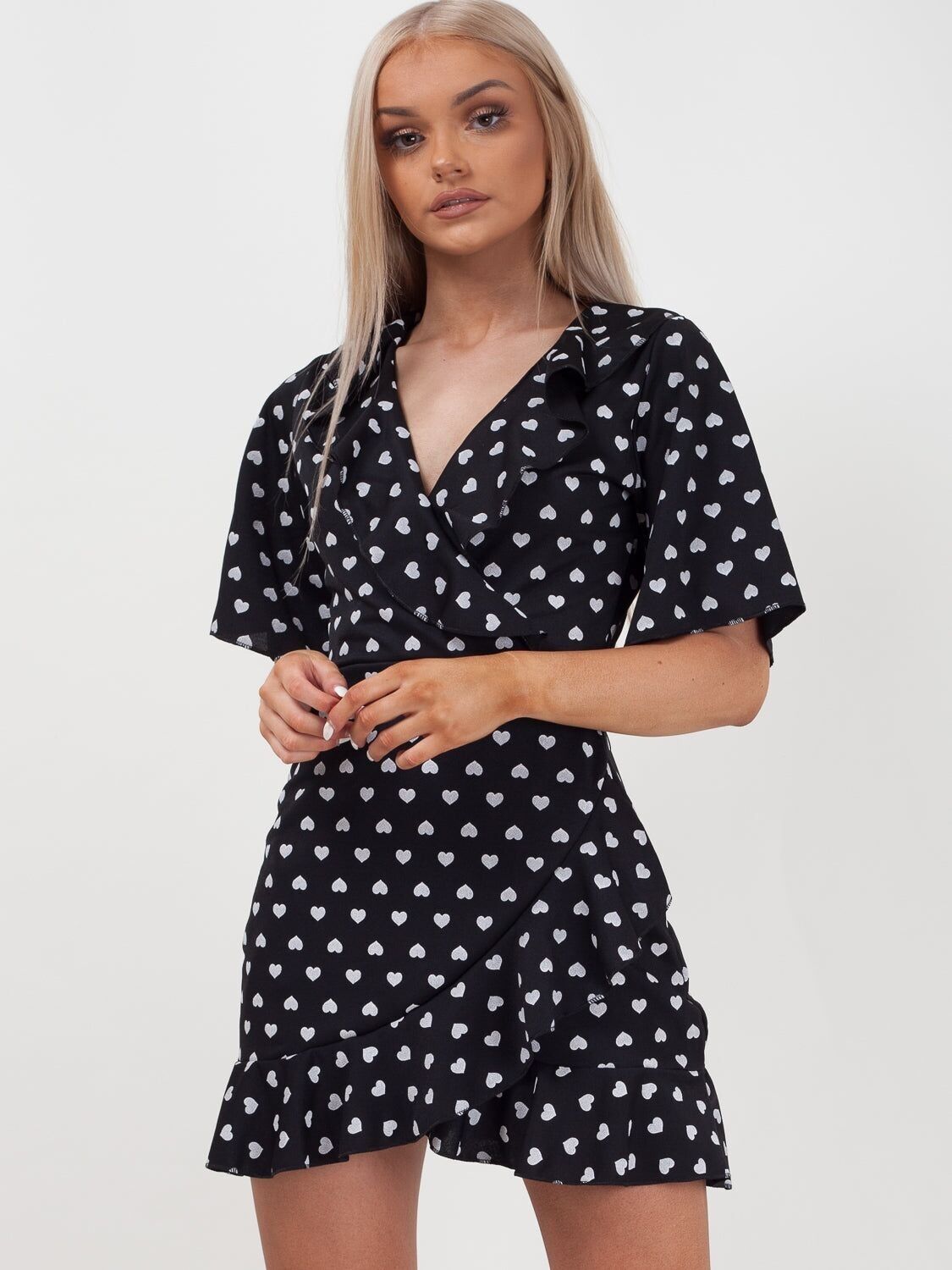 Mini abito casual con balze e stampa a cuore