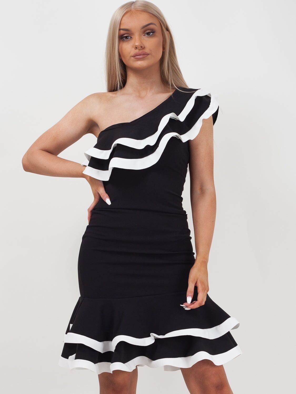 Abito monospalla con balze a contrasto