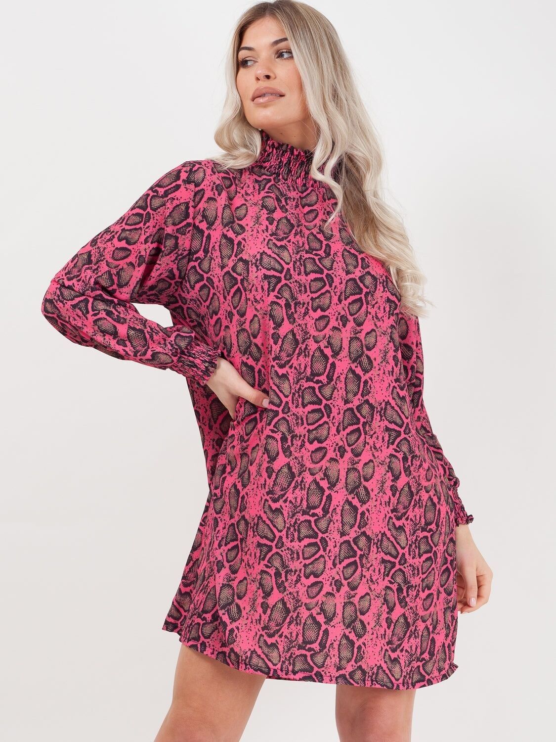 Abito a tubino con stampa serpente e collo alto arricciato