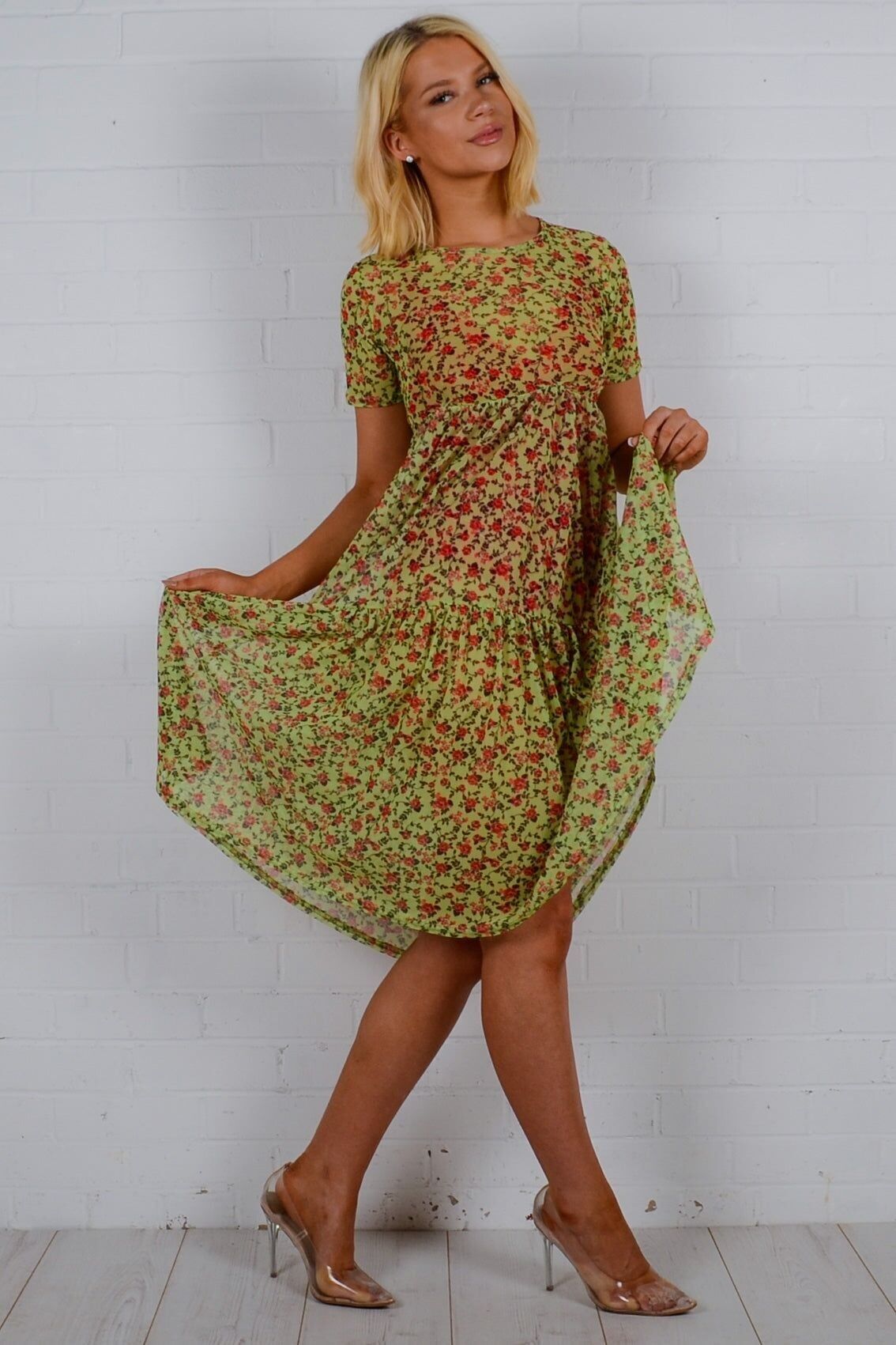 Abito grembiule in rete con stampa floreale