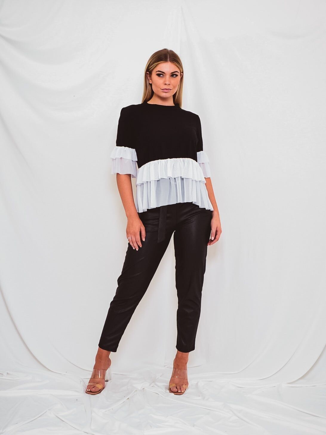 T-Shirt mit Tüllrüschen am Saum und an den Ärmeln