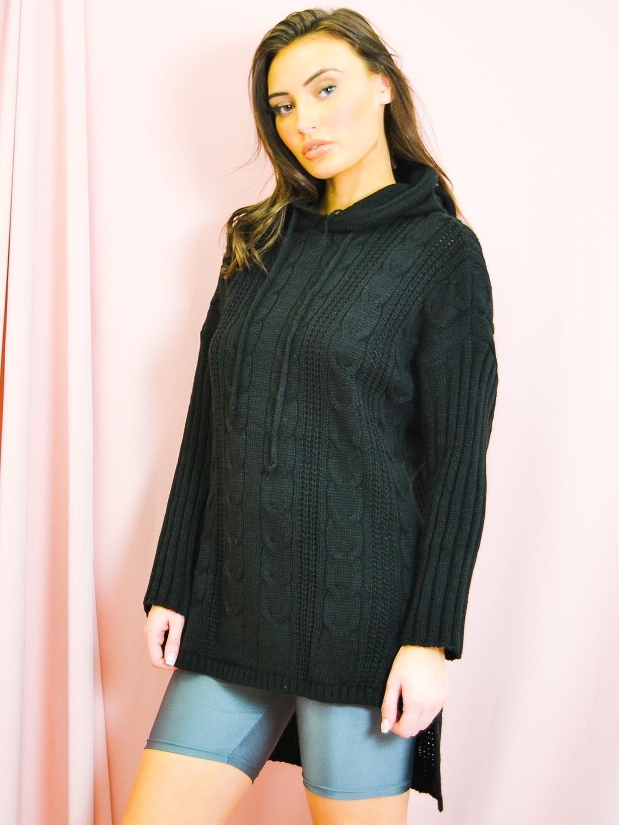 Pull en maille torsadée avec ourlet plongeant et capuche