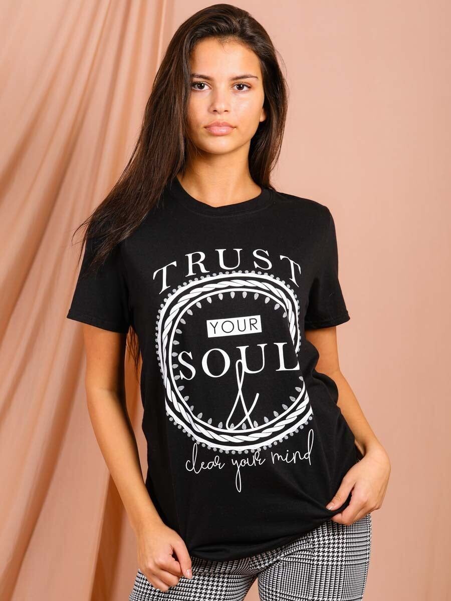 T-shirt con stampa grafica "Fidati della tua anima"