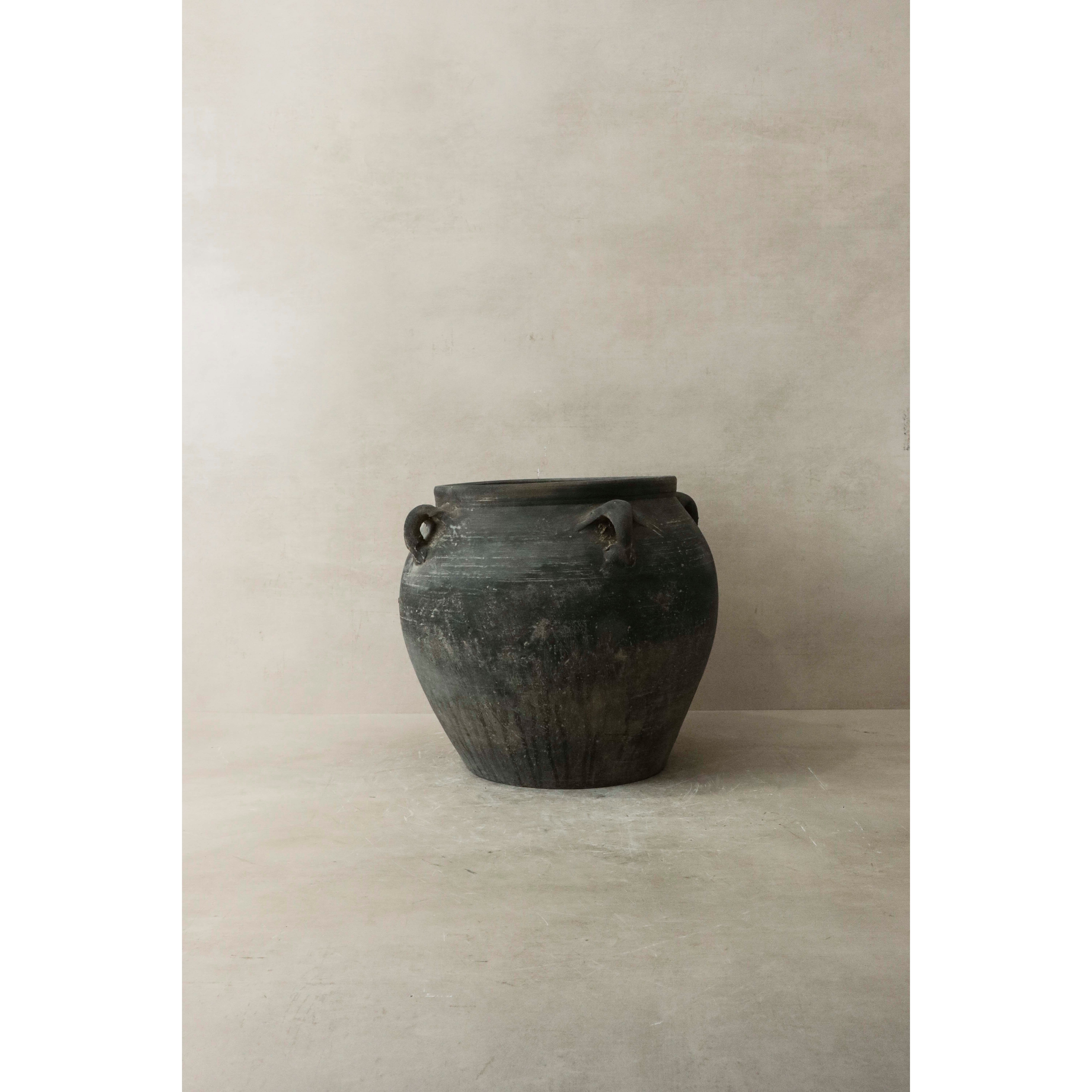 Pot foncé vintage avec oreilles - E4.12