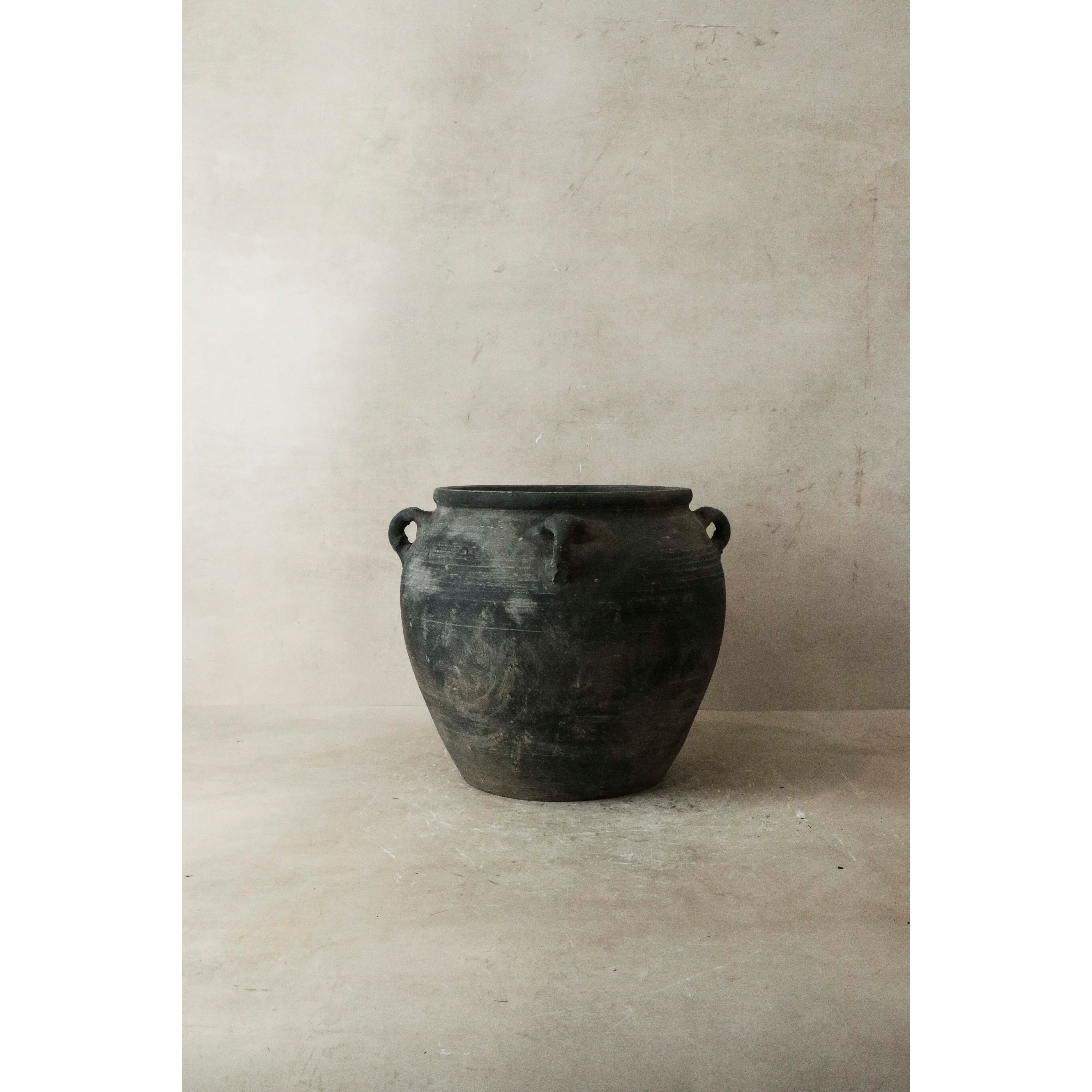 Pot foncé vintage avec oreilles - E4.22