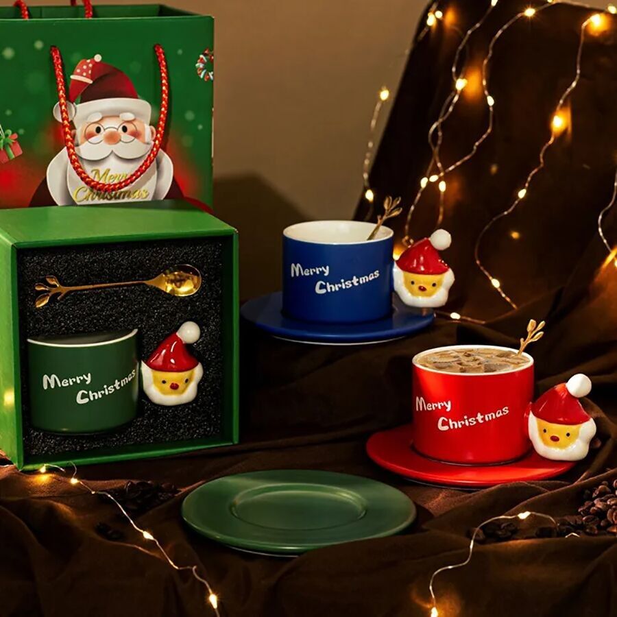 Christmas ceramic mug "MERRY CHRISTMAS"  with Santa Claus handle, saucer and spoon in 3 colors.  The product comes in a luxurious gift box.  Dimension: 8.5cmx6.5cm (mug) / 15x1cm (saucer)  Capacity: 380ml LM-807