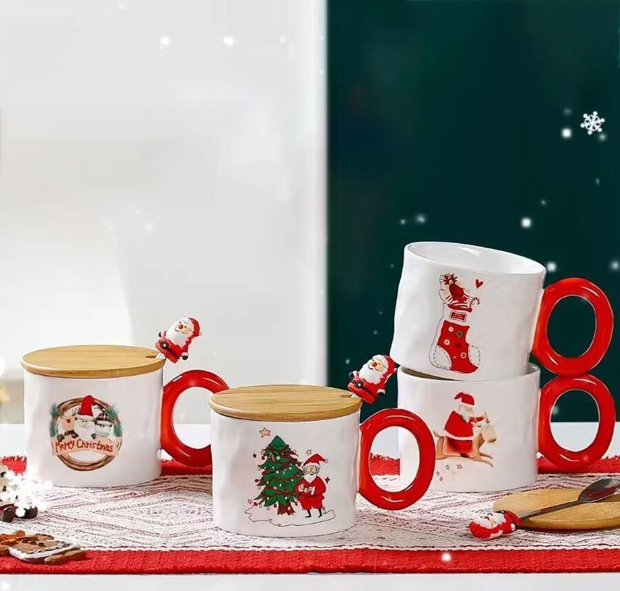 Weihnachtlicher Keramikbecher mit Bambusdeckel und verziertem Löffel in 4 Designs. Abmessungen: 10x8.5 cm Fassungsvermögen: 450 ml LM-818