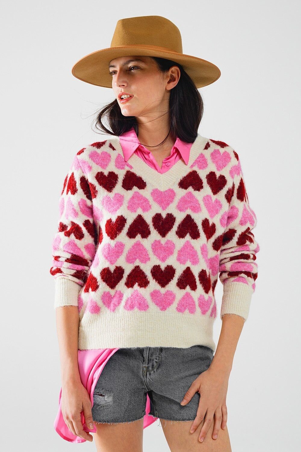 Maglione bianco accogliente con cuori rosa