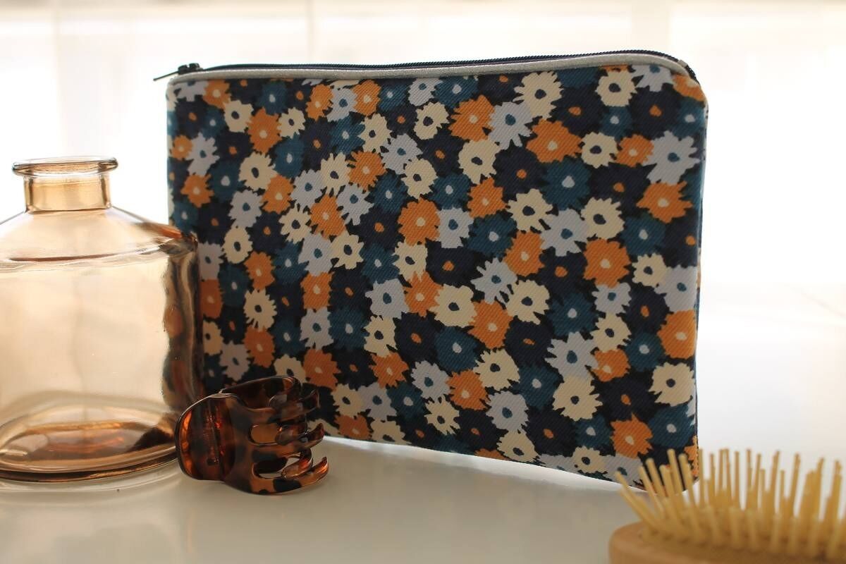 Pochette con cerniera Alna con fiori autunnali