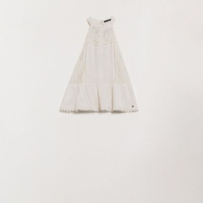 Top halter blanco con encaje y diseño acampanado