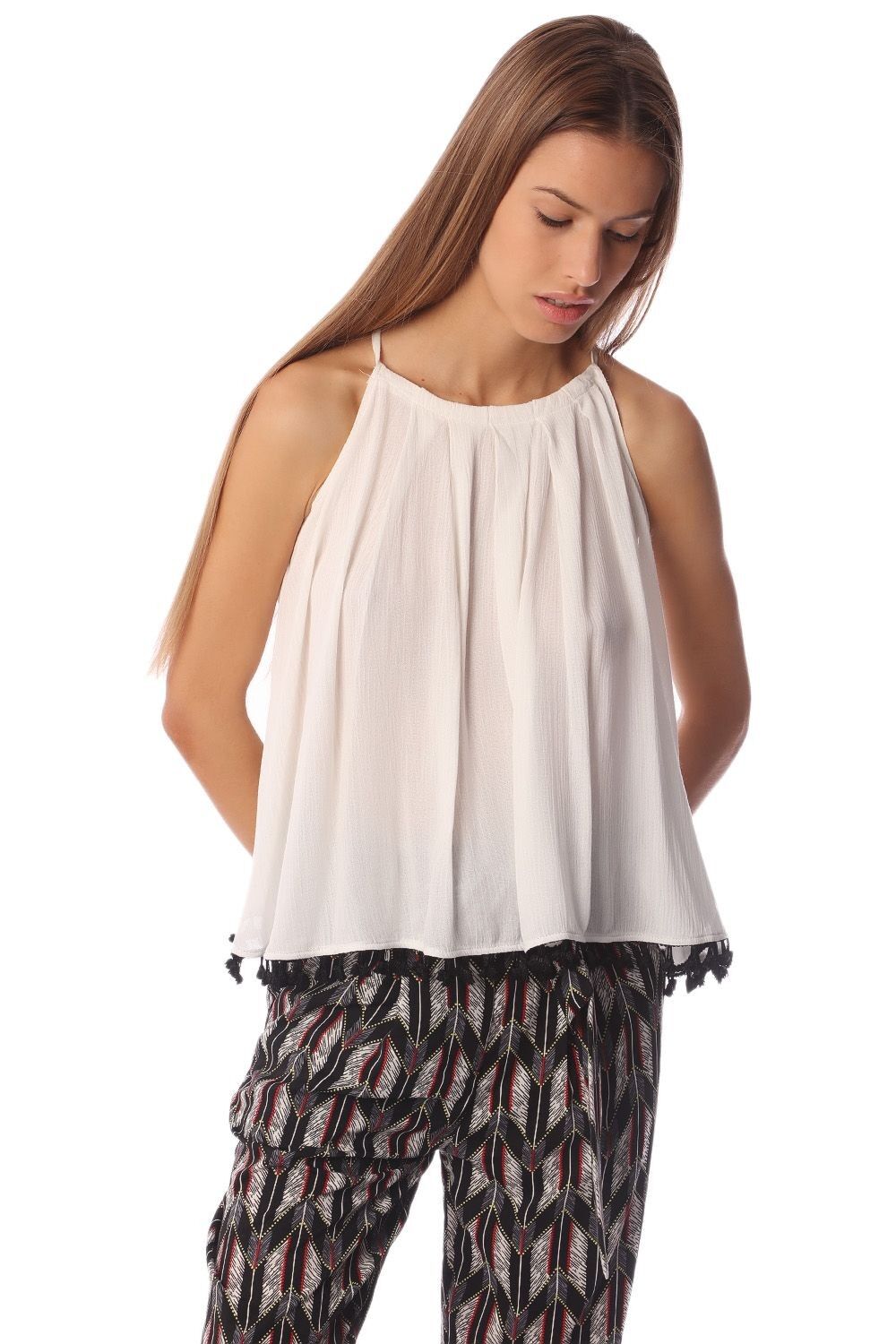 Haut blanc à volants avec ourlet à pompons