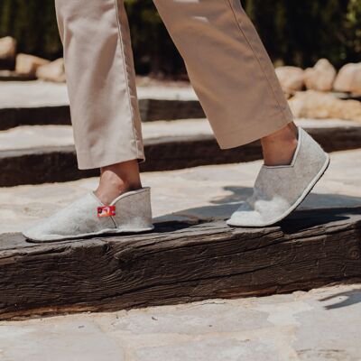 Chaussons unisexes en laine au toucher doux, avec semelle en caoutchouc, chaussons idéaux pour leur grand confort. Fabriqué à la main dans l'UE. Pieds de loup Opplav.(Semelle Blanc Sable-Marron).