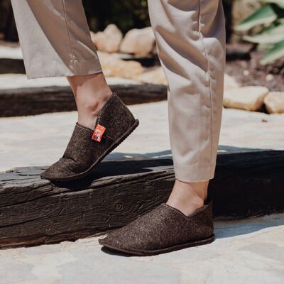 Zapatillas unisex de lana de tacto suave, con suela de goma, zapatillas ideales por su gran comodidad. Hecho a mano en la UE. Opplav wolffeet. (Suela marrón-marrón).