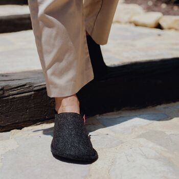 Chaussons unisexes en laine au toucher doux, avec semelle en caoutchouc, chaussons idéaux pour leur grand confort. Fabriqué à la main dans l'UE. Pieds de loup Opplav.(Semelle Noir-Marron). 2